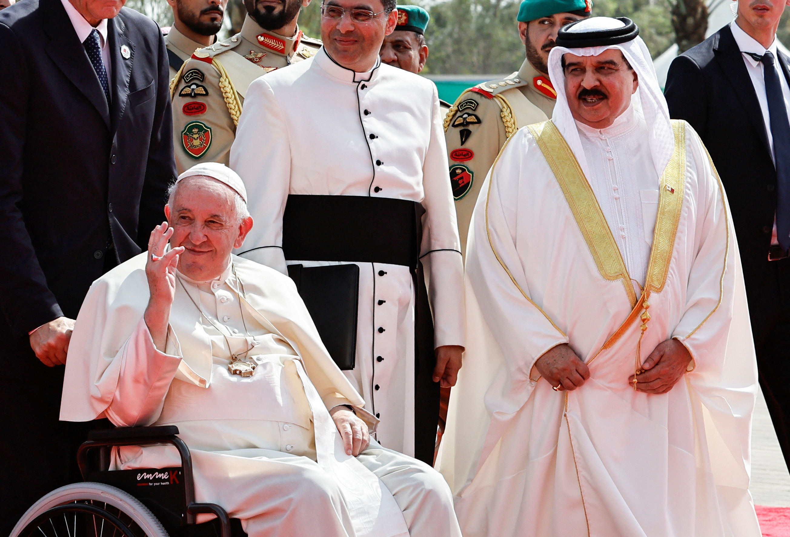 El papa Francisco y el rey de Bahréin, Hamad bin Isa Al Khalifa, asisten a la ceremonia de clausura del Foro de Bahréin para el Diálogo: Oriente y Occidente para la Convivencia Humana en el Palacio de Sakhir, en Sakhir, al sur de Manama, Bahrein, el 4 de noviembre de 2022. REUTERS/Hamad I Mohammed