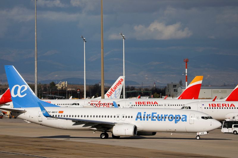 Aviones de Iberia y Air Europa aparcados en el aeropuerto Adolfo Suárez Barajas durante la pandemia COVID-19 en Madrid, España. REUTERS/Susana Vera