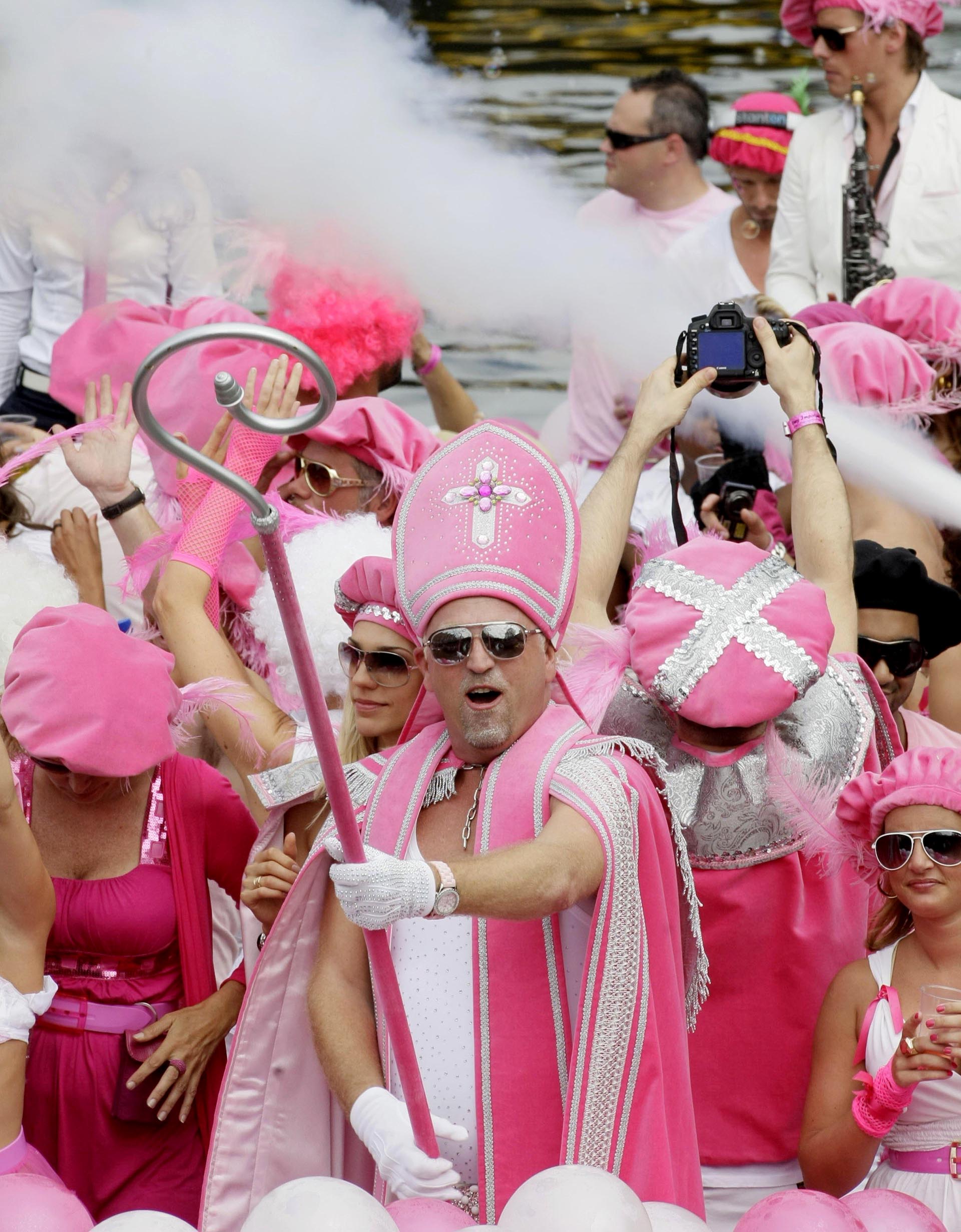 Vestidos con trajes religiosos rosados, los participantes del Desfile del Canal son fotografiados en Amsterdam el 1 de agosto de 2009 