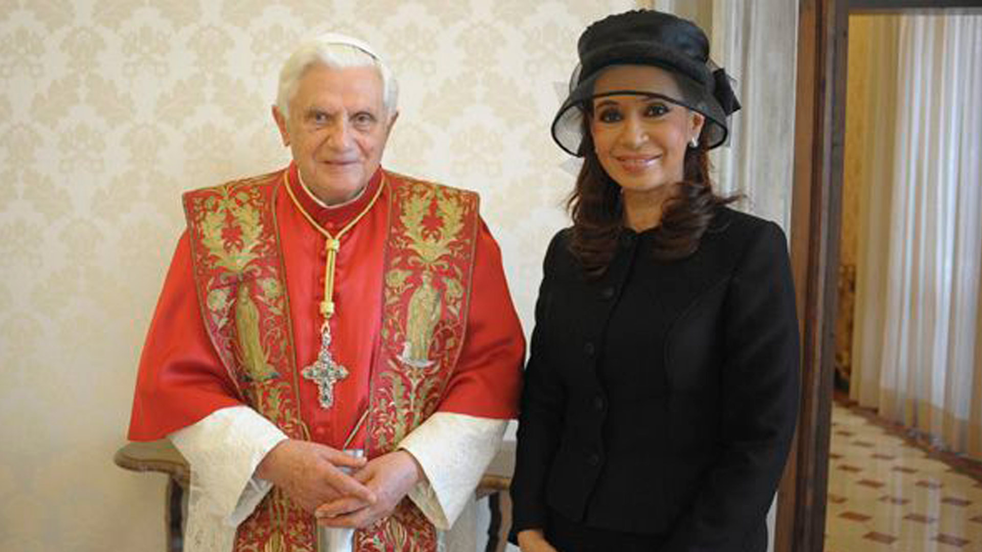 El papa Benedicto junto a la ex mandataria argentina Cristina Fernández de Kirchner