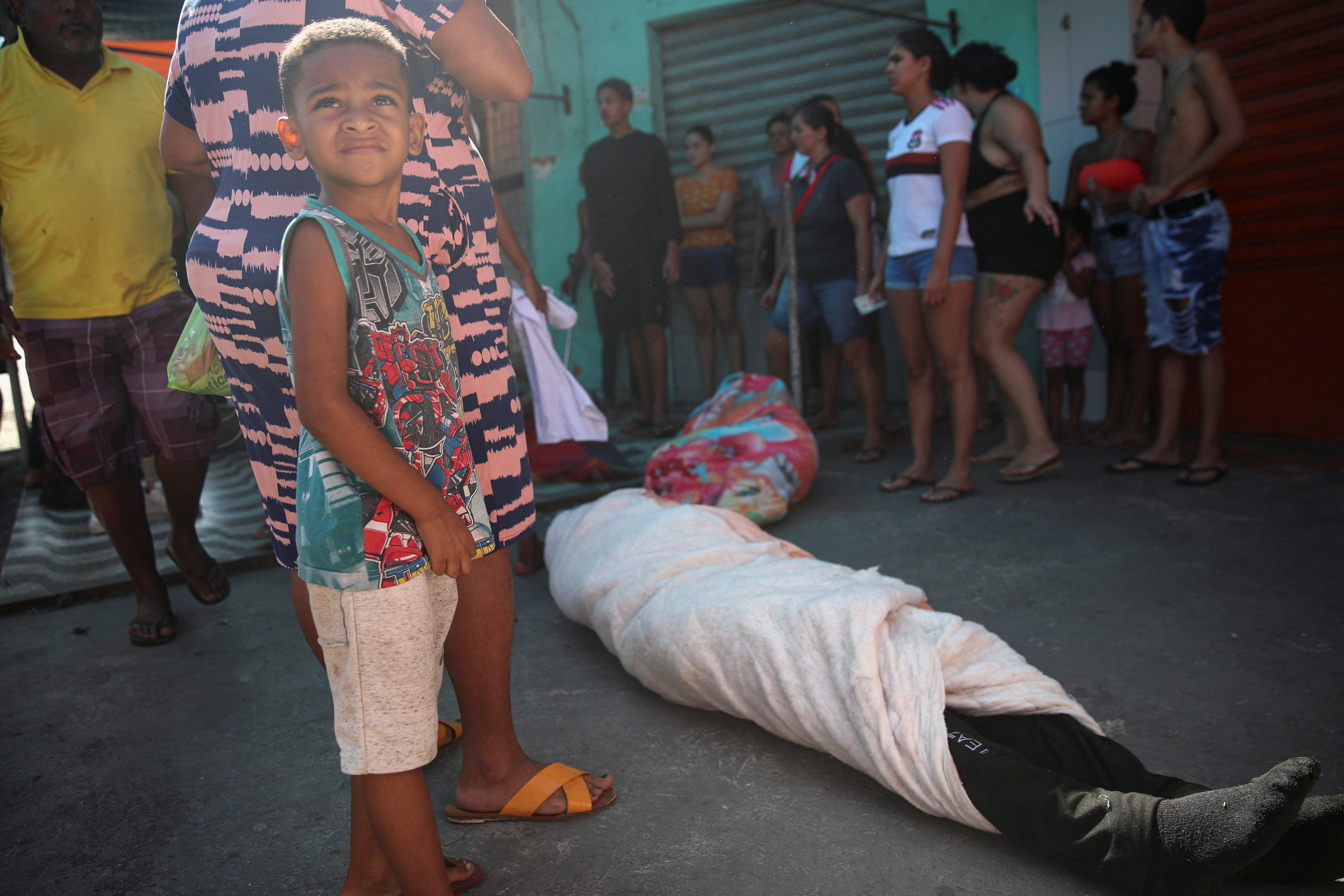 Un niño junto a los cadáveres tras el operativo policial en la favela Alemao, en Río de Janeiro (REUTERS/Ricardo Moraes)