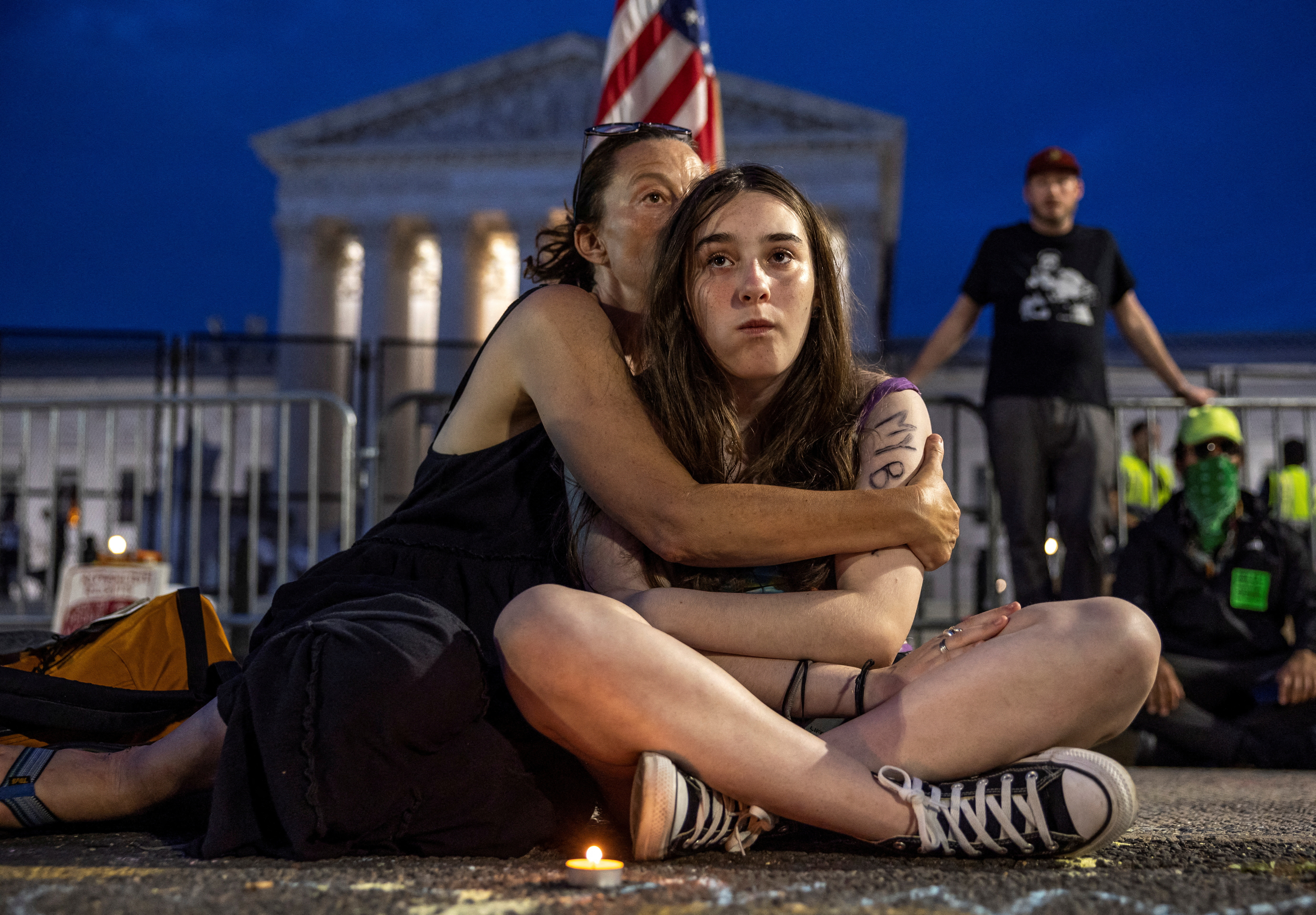 Una mujer abraza a su hija durante una vigilia afuera de la Corte Suprema, en Washington (Reuters)