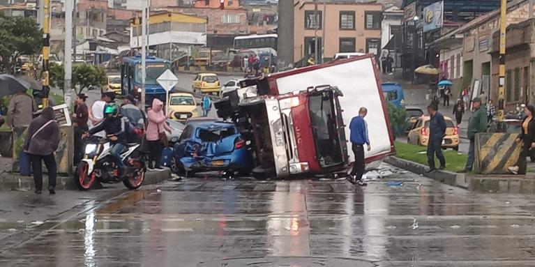 Grave accidente en el centro de Bogotá: camión se volcó por falta de frenos y  afectó seis vehículos
