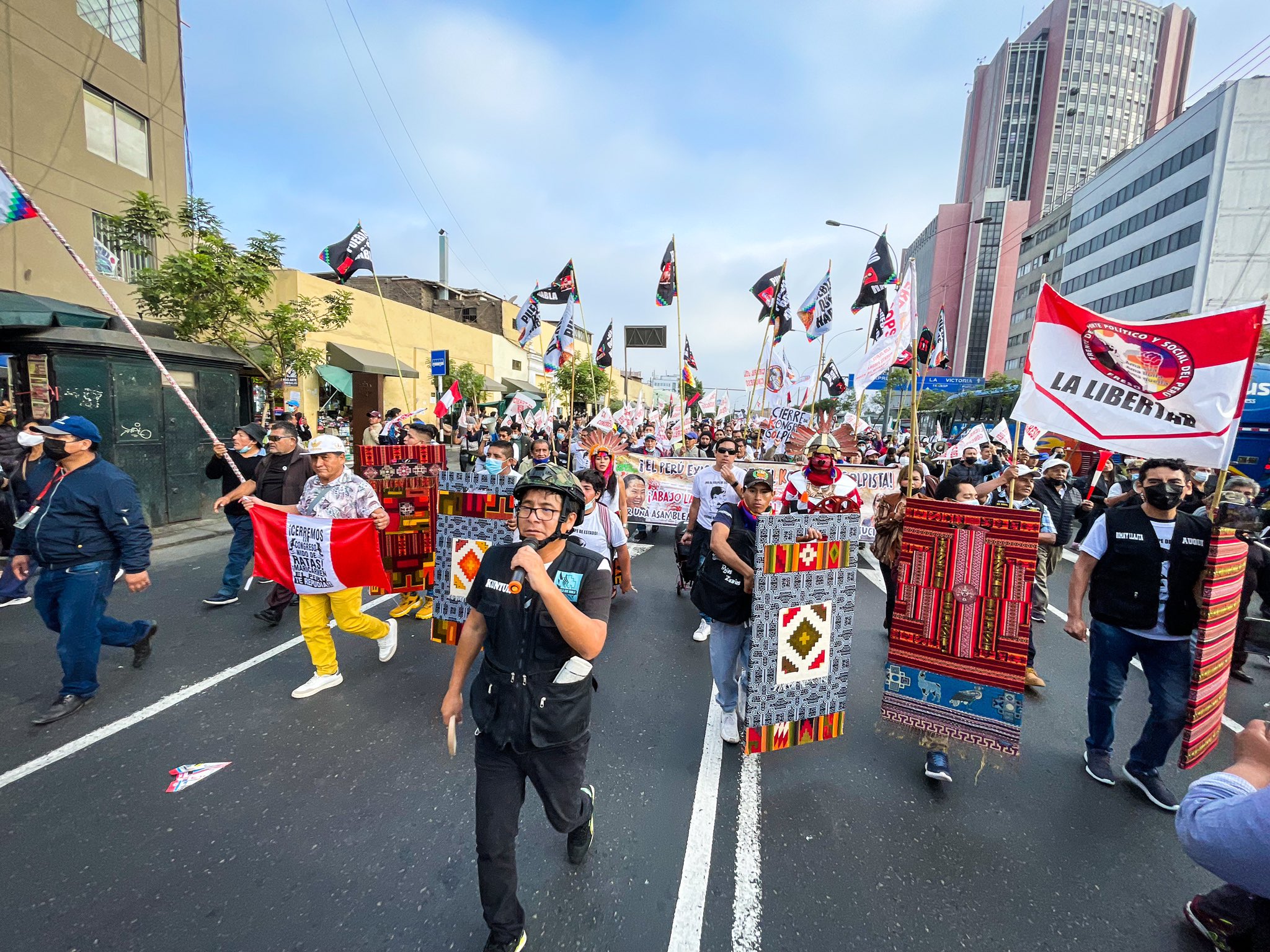 Ciudadanos marcharon por el centro de Lima exigiendo una nueva Constitución