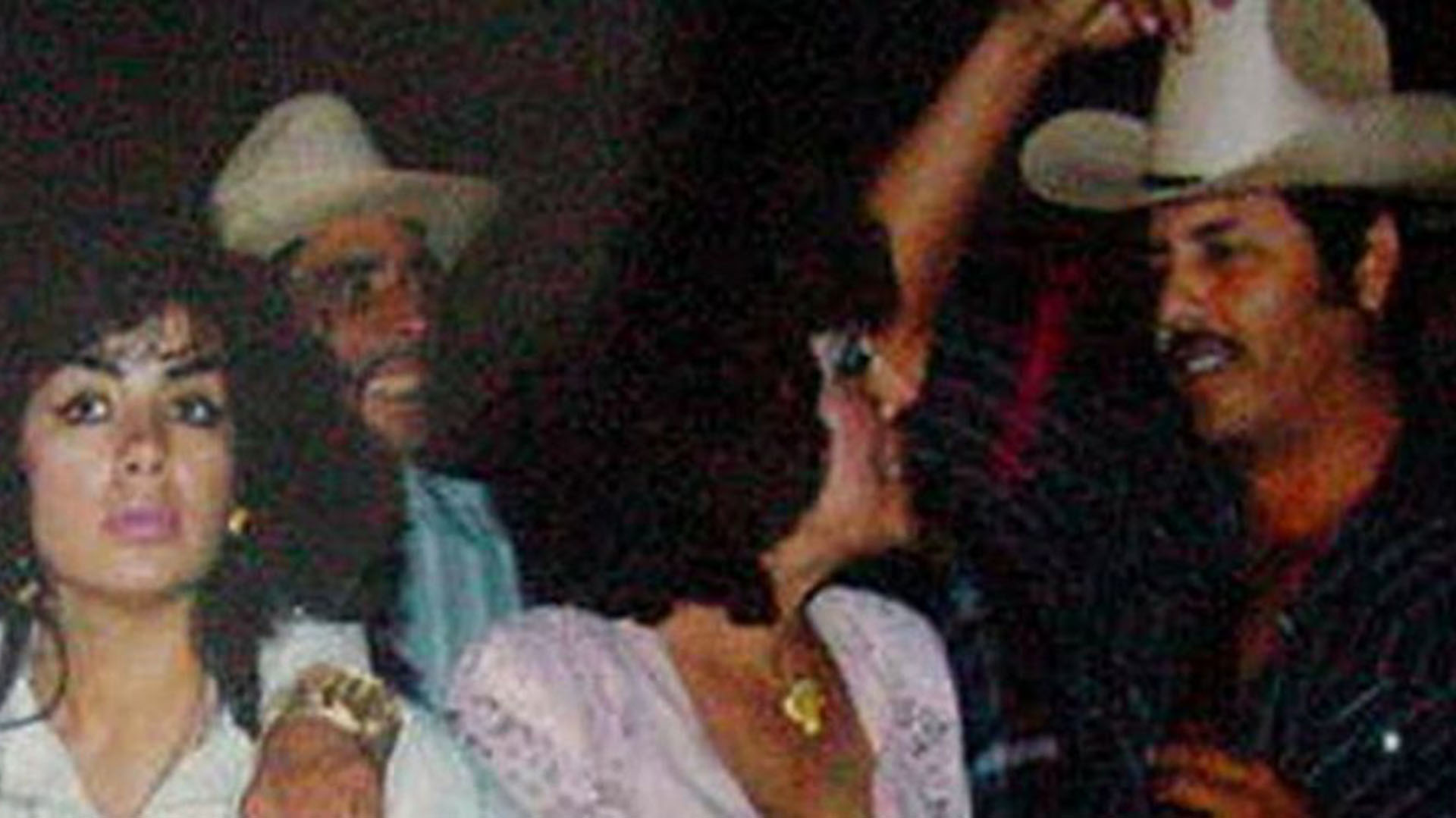 Sandra Avila (de frente) y el "Mayo" Zambada (tomándose el sombrero).