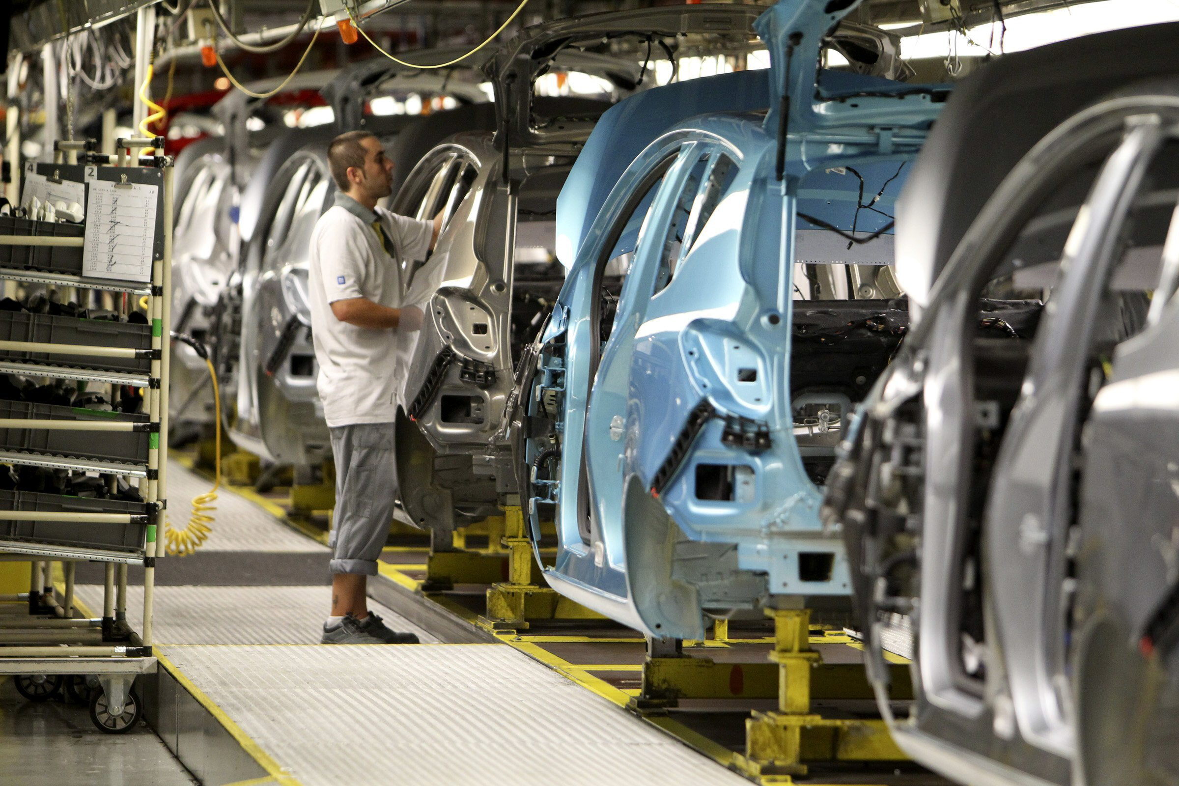 Un operario, en la cadena de montaje del Opel Meriva en la planta de General Motors en Figueruelas, en una fotografía de archivo. EFE/Javier Cebollada
