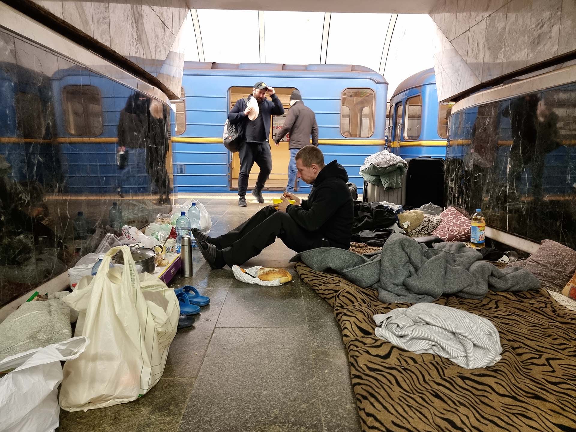 Mientras estas familias viven en la estación, el metro sigue funcionando