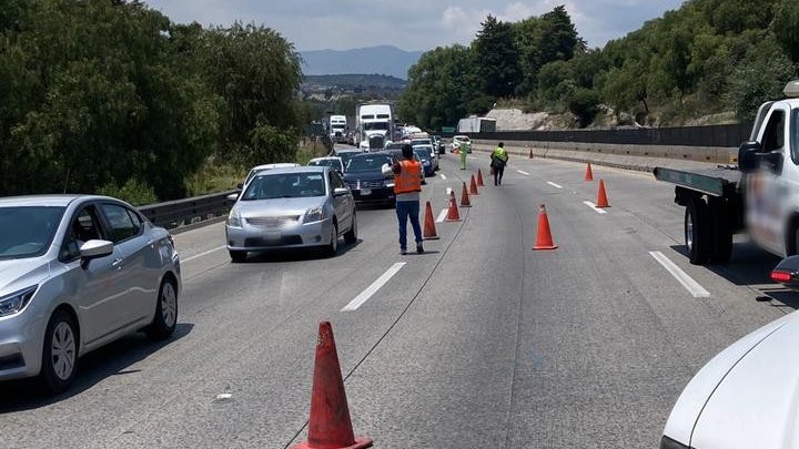 Choque de combi con arbol en la autopista México-Querétaro