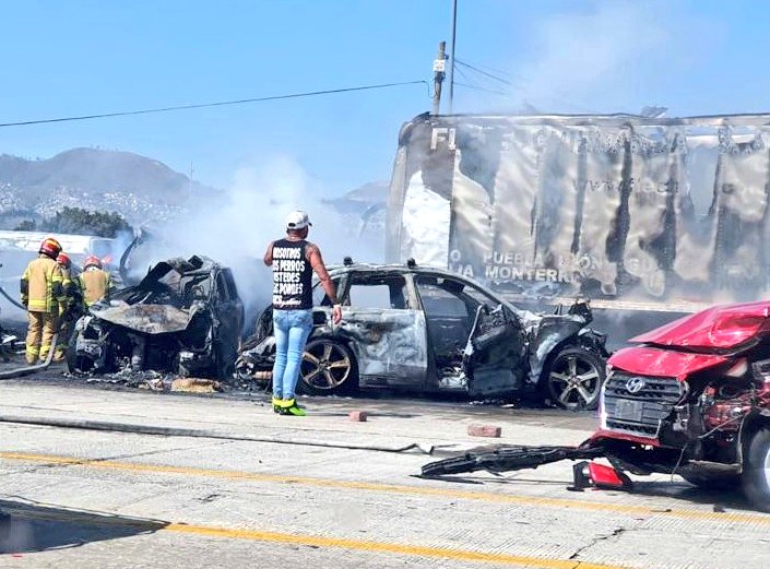 Hasta el momento habría al menos 15 víctimas mortales en el accidente (Foto: Twitter/@SUUMA_CDMX)