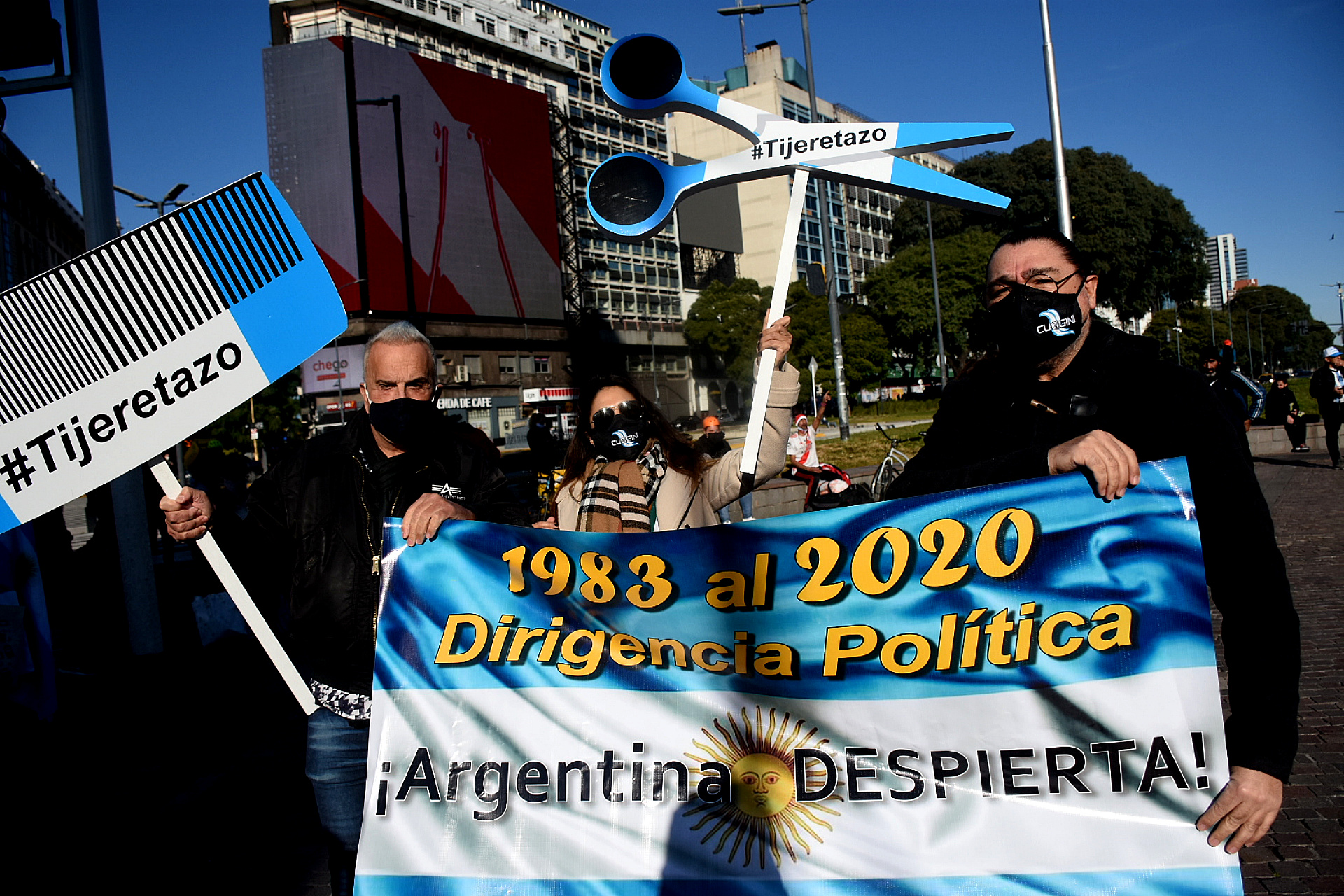 Los reconocidos peluqueros Rubén Orlando y Fabio Cuggini aprovecharon la marcha para pedir que les permitan volver a trabajar