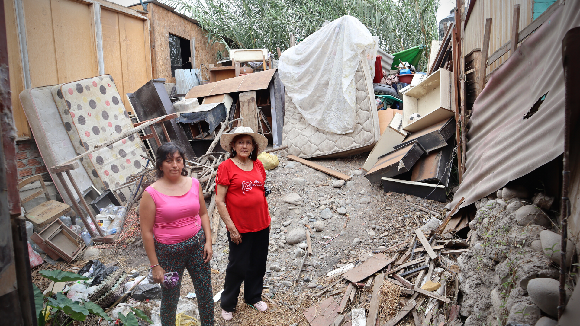 Verónica Ramírez and her mother with the belongings they managed to rescue during the overflow of the Chillon River.  (Infobae/Paula Elizalde)