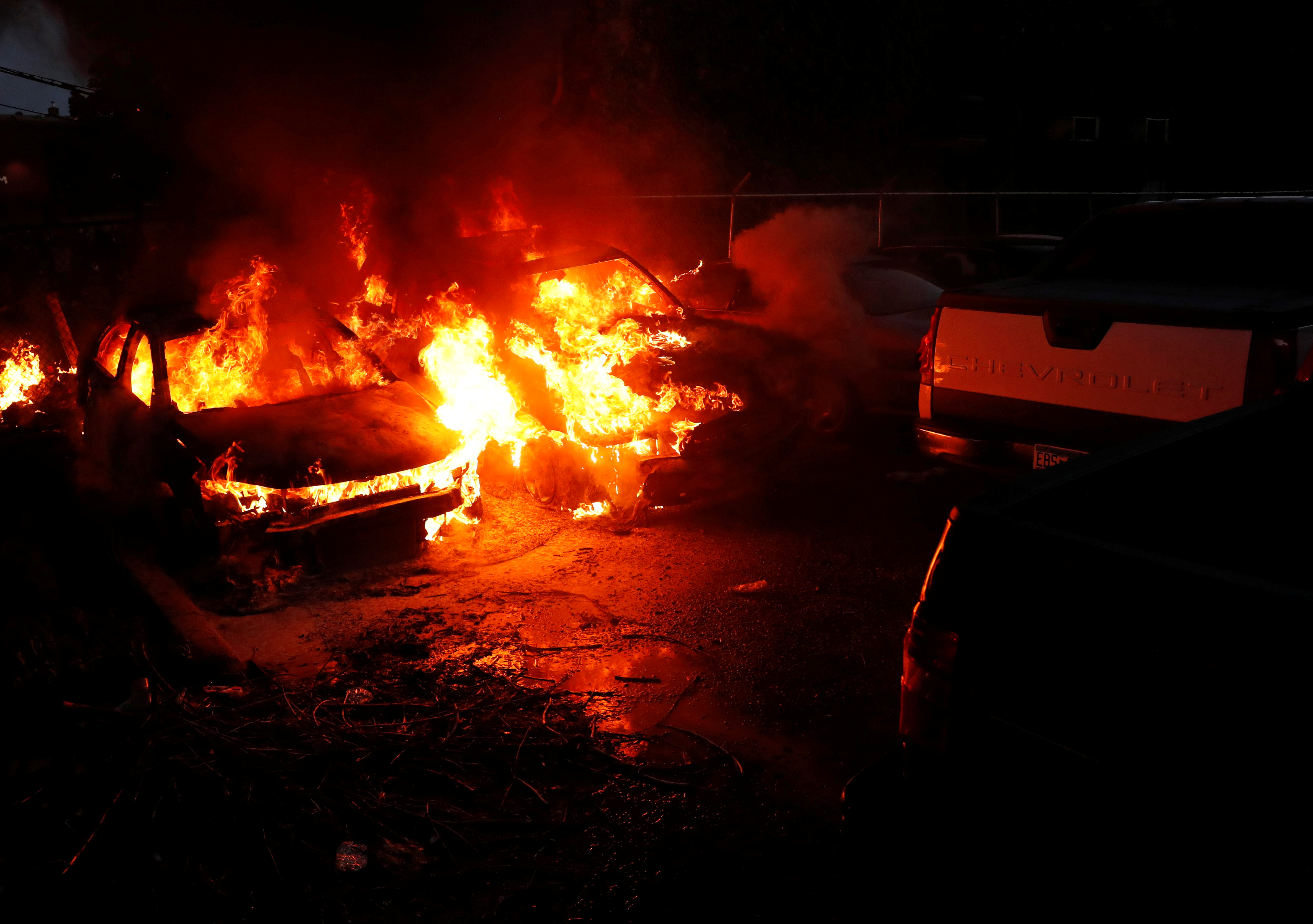 El fuego se extendió de un vehículo a otro (REUTERS/Lucas Jackson)