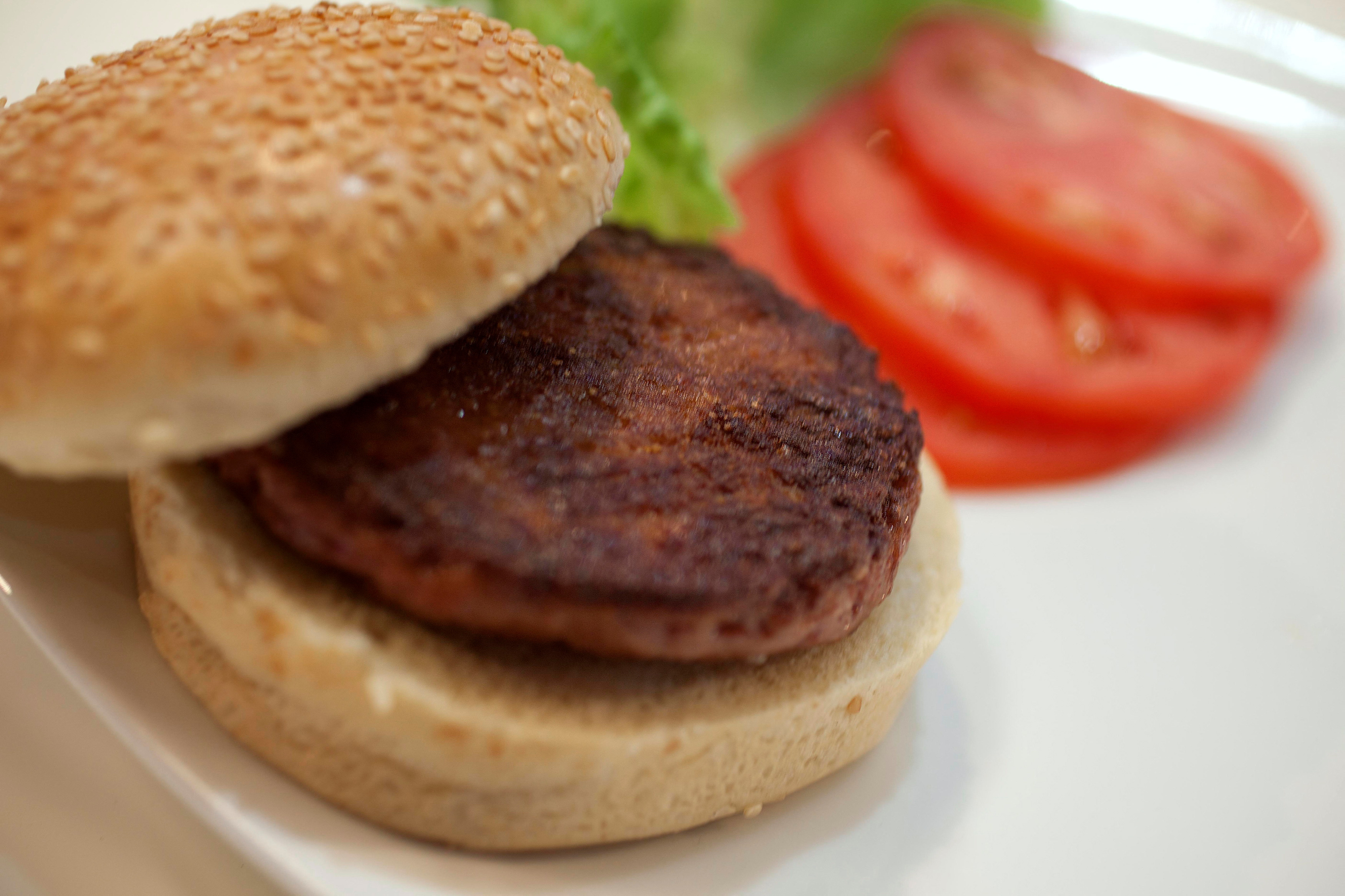 Una hamburguesa hecha con carne cultivada (Reuters)