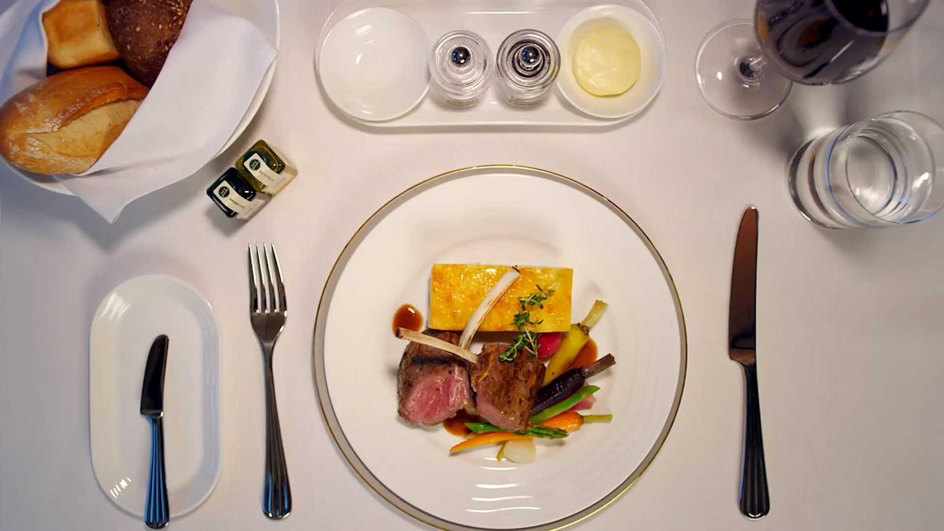 Una cena de primera clase de Emirates. (Captura de video Emirates)