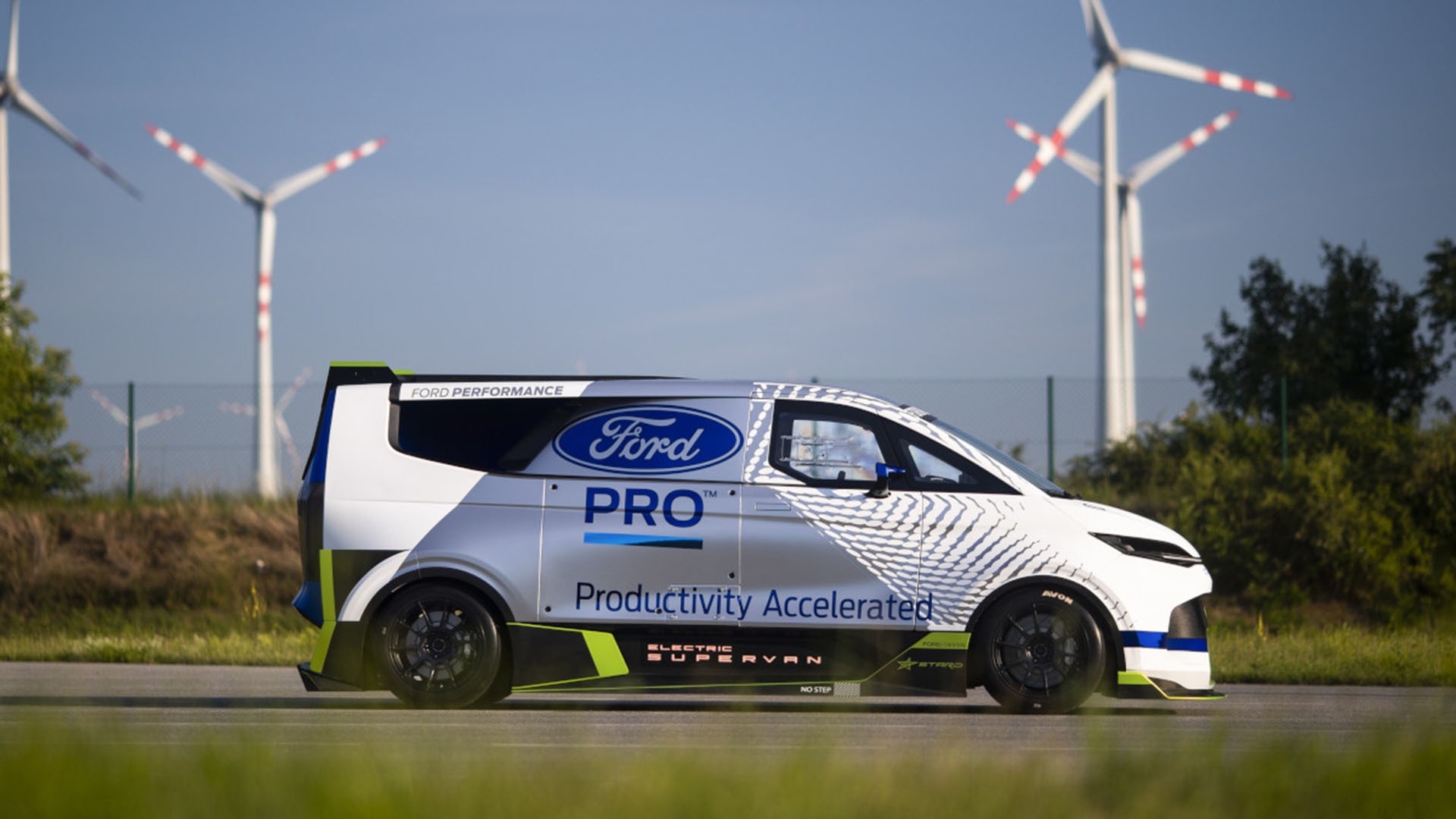 El tratamiento aerodinámico de la Ford SuperVan 4 es notable. A 300 km/h logra un sustento gracias al aire de unos 500 kg