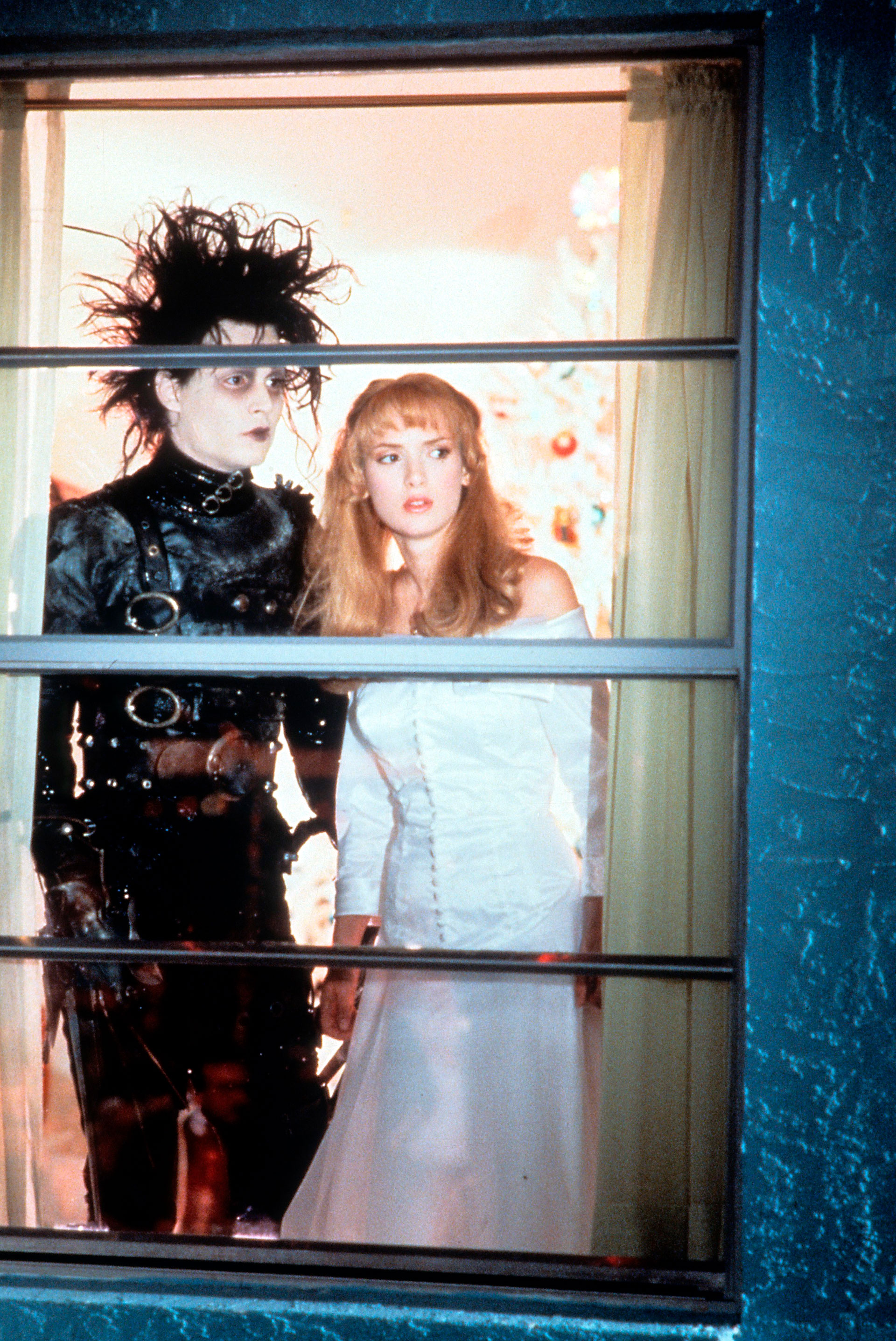 Johnny Depp y Winona Ryder en una escena de la película "El joven manos de tijera", 1990 (20th Century-Fox/Getty Images)
