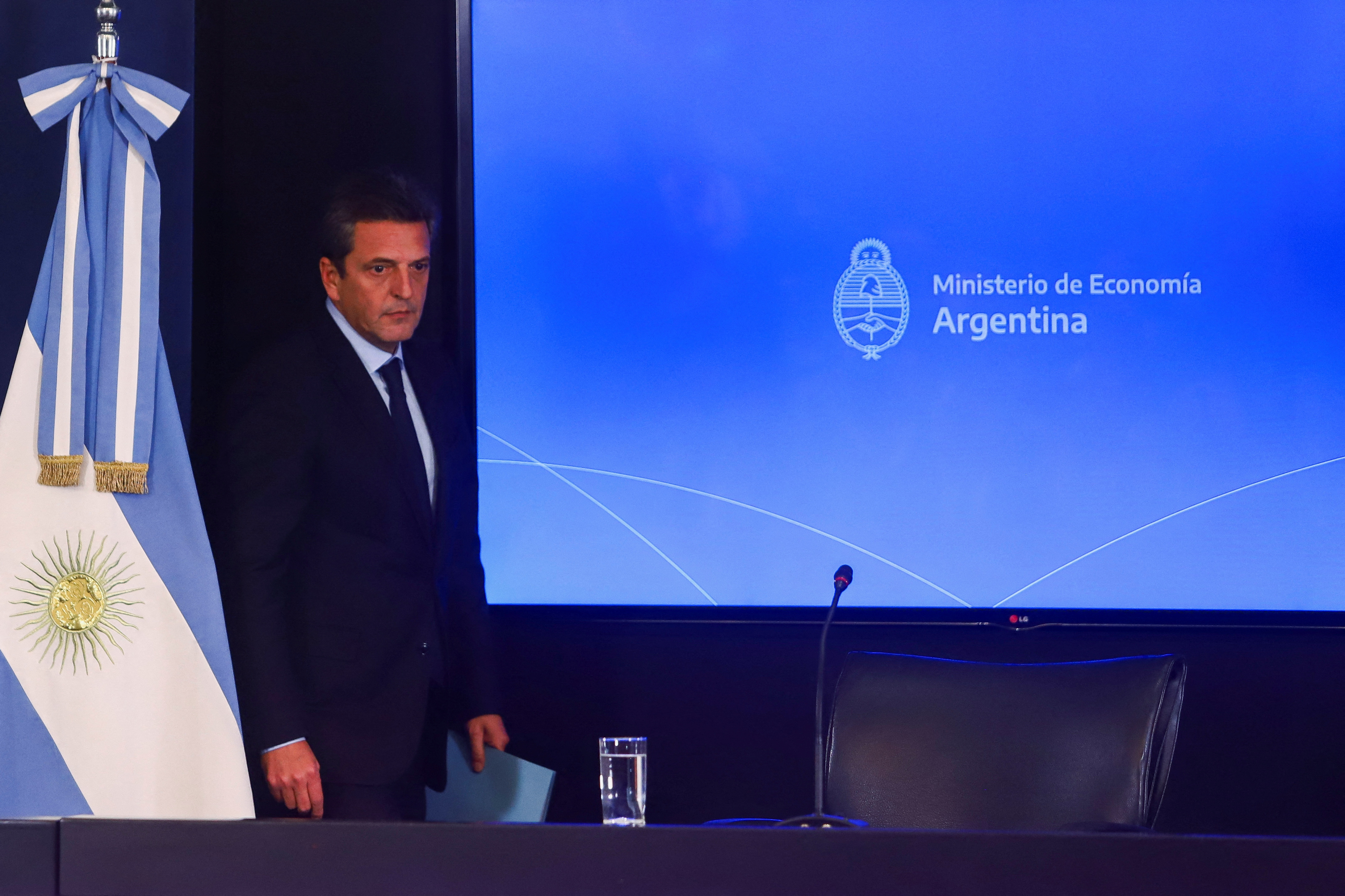 Sergio Massa ingresó al microcine del Palacio de Hacienda y realizó los primeros anuncios como ministro de Economía