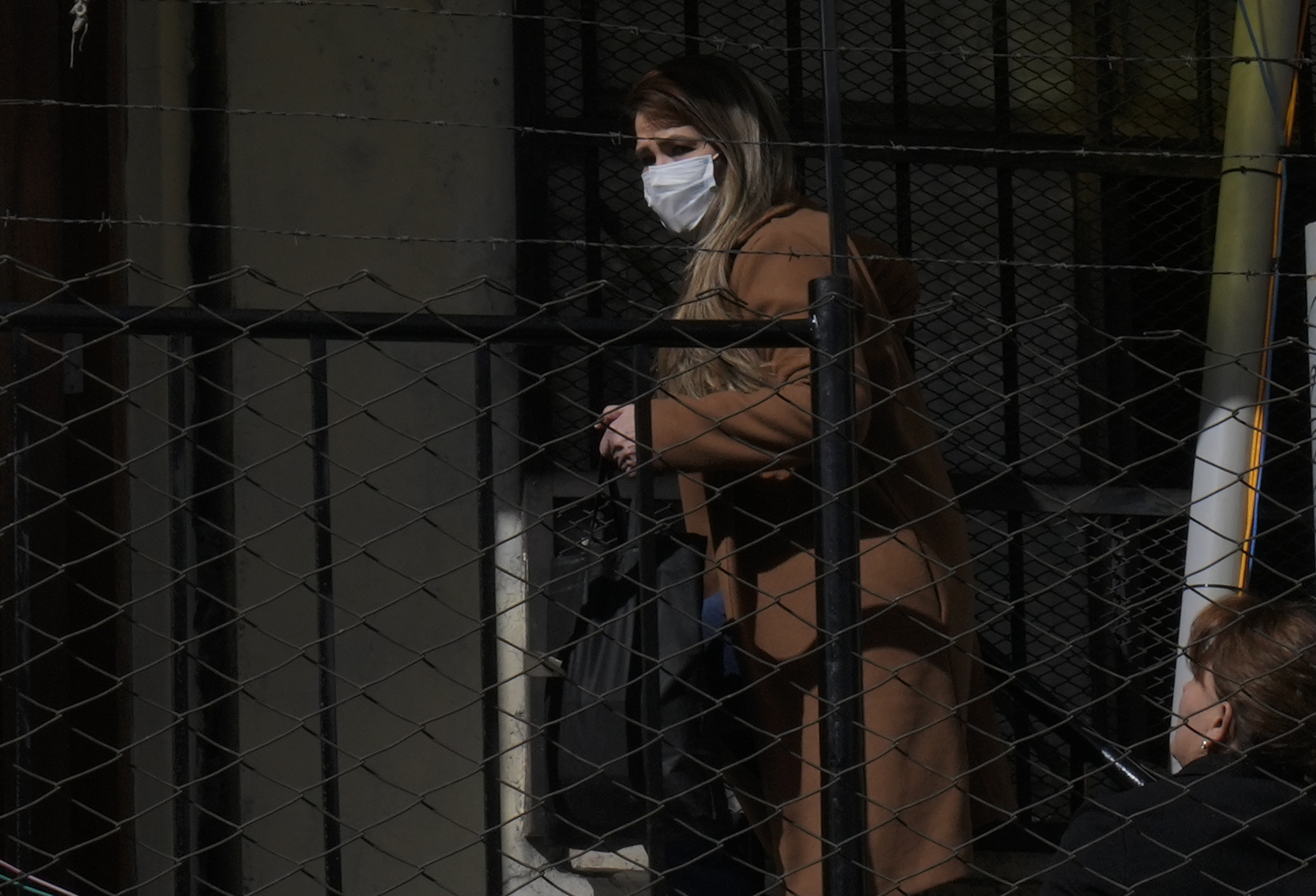ARCHIVO - La expresidenta interina de Bolivia Jeanine Áñez camina hacia su sentencia en la cárcel de mujeres de Miraflores, en La Paz, Bolivia, el miércoles 15 de junio de 2022 (AP Foto/Juan Karita, Archivo)