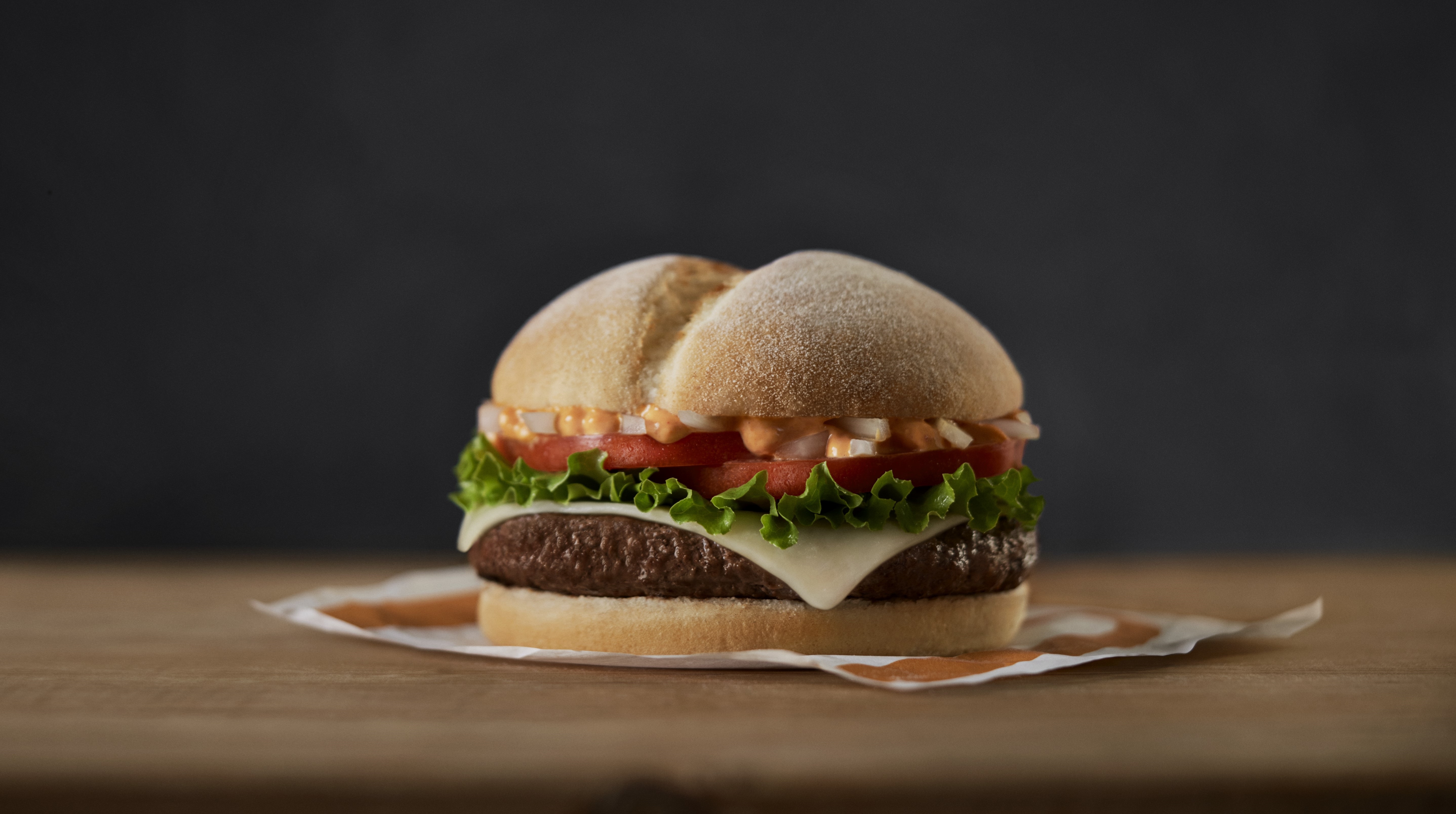 Según CNN las actualizaciones se aplican a la hamburguesa Big Mac y McDouble, así como a la clásica hamburguesa con queso, doble hamburguesa con queso y hamburguesa.
