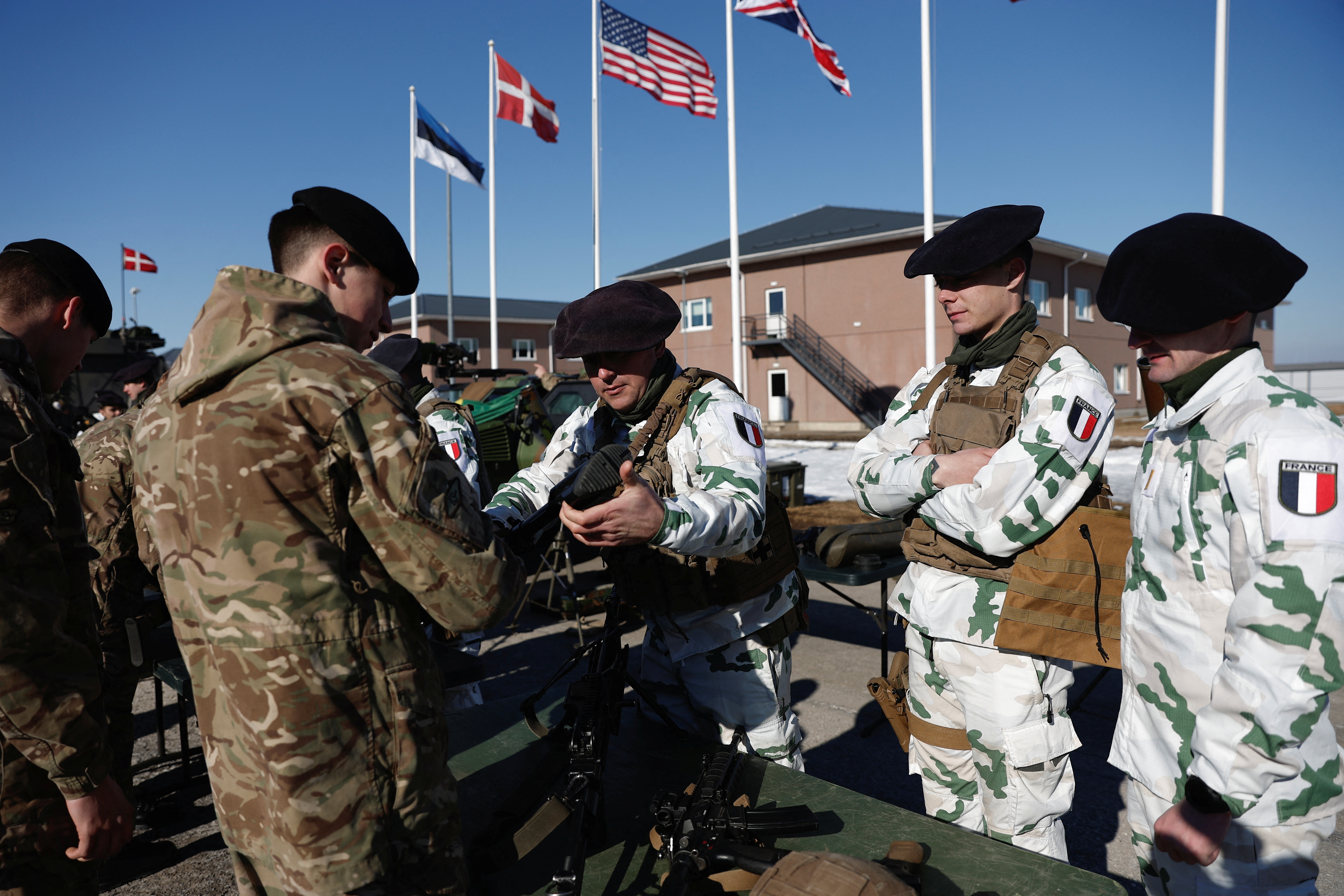 Soldados franceses y británicos del 7º Batallón de Cazadores Alpinos, que sirven como parte del despliegue de la Presencia Avanzada Mejorada (eFP) de la OTAN para reforzar la seguridad regional, son vistos en la base militar de la OTAN en Tapa, Estonia (Reuters)
