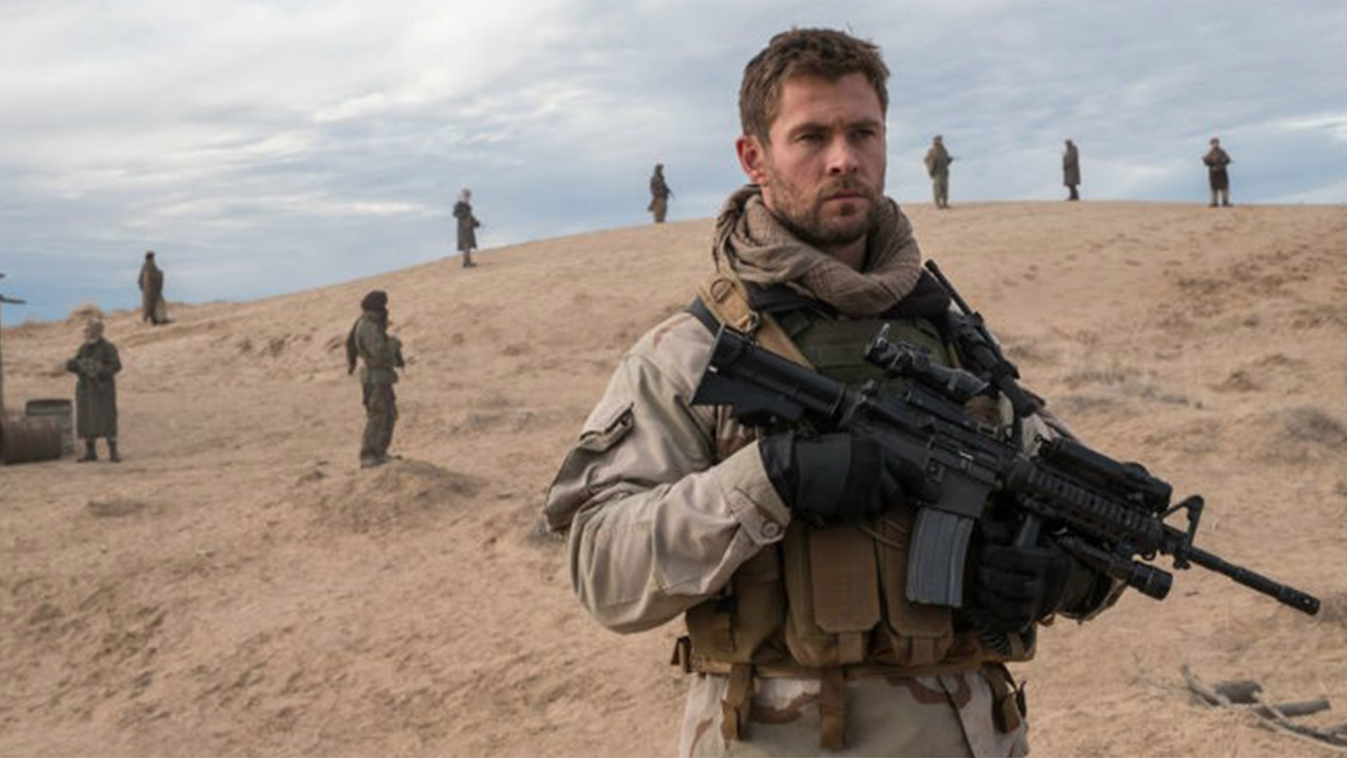 Chris Hemsworth es el soldado Mitch Nelson en "escuadrón de héroes".  (Warner Bros.)