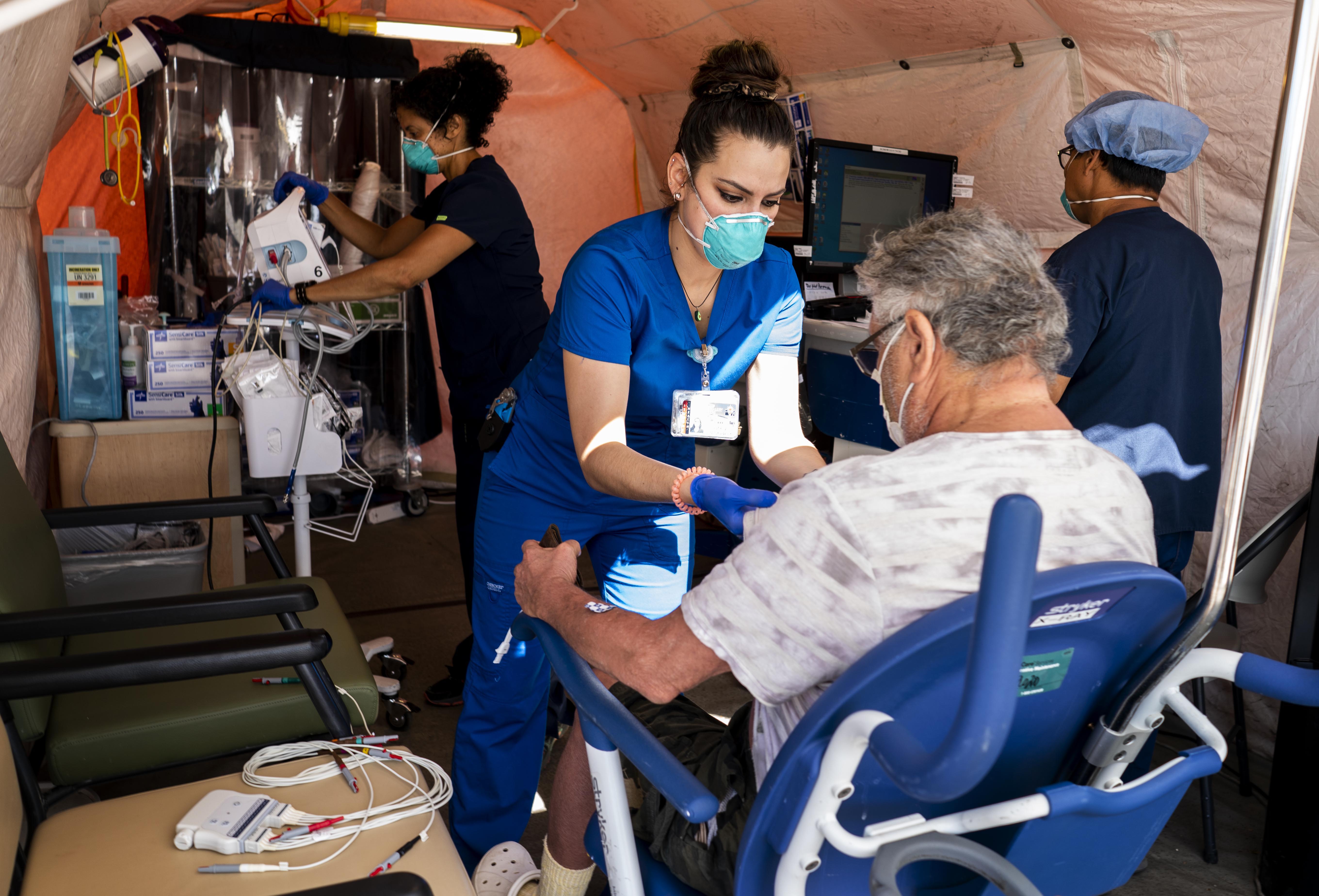Enfermeras y doctores examinan a pacientes con coronavirus que llegan a El Centro Regional Medical Center (Foto: Washington Post/ Melina Mara)