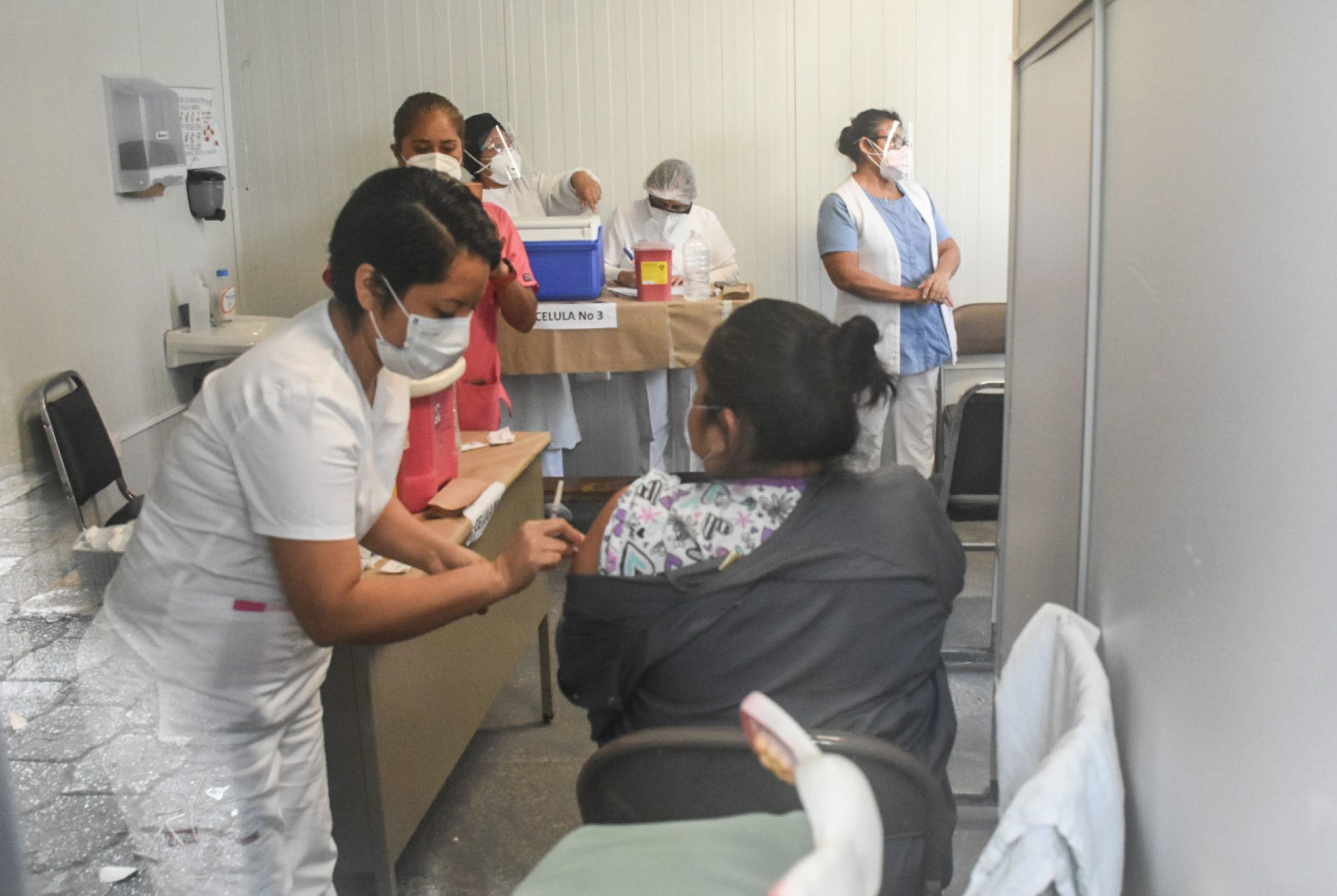 CANCÚN, QUINTANA ROO, 13ENERO2021.- Personal del ISSSTE recibieron la vacuna contra el Covid-19, el día de ayer recibieron 7,500 dosis para el personal que está en primera línea en la atención a pacientes con este padecimiento. Cancún, México. 13 de enero de 2021.