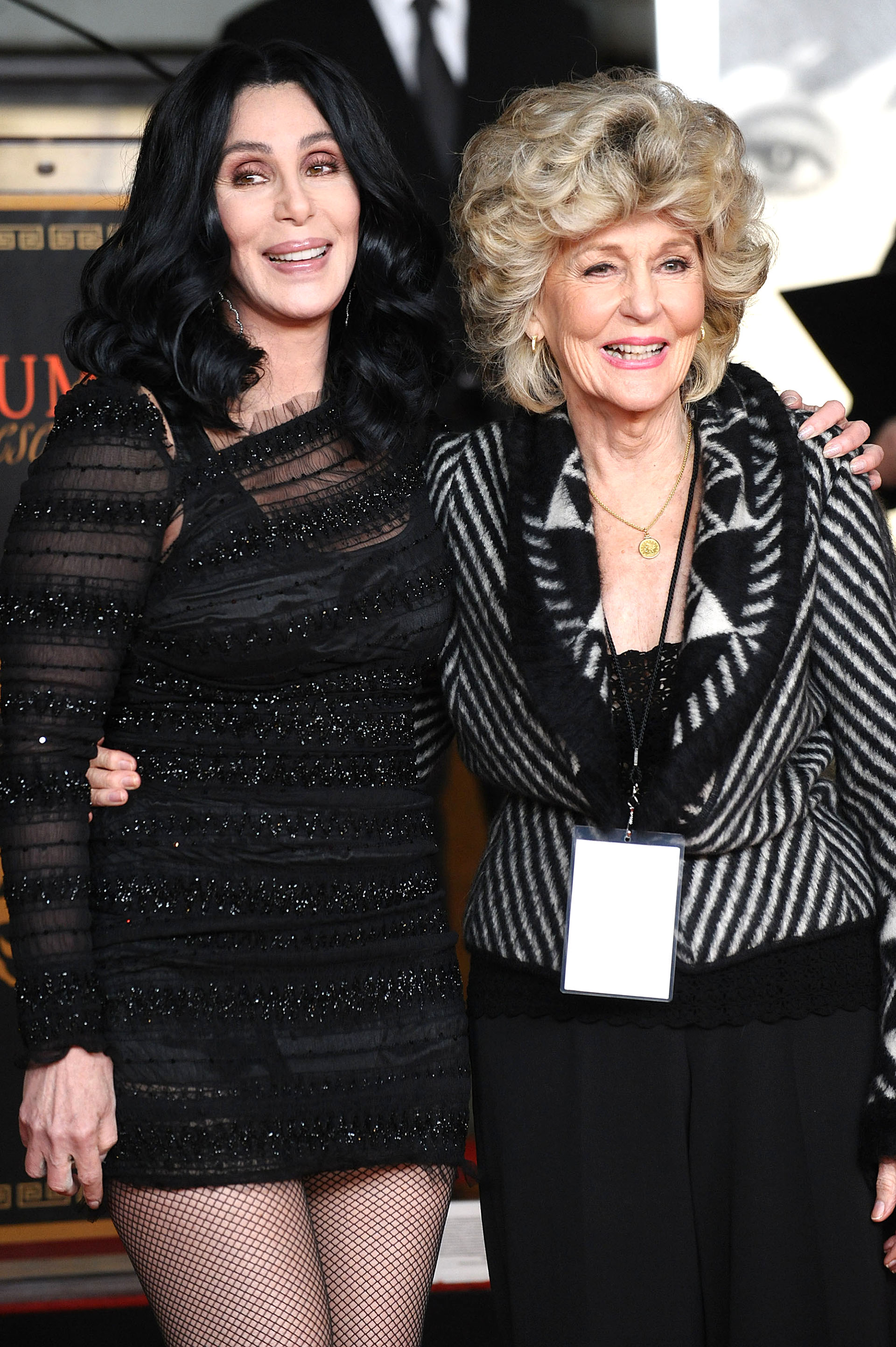 Cher  junto a su madre, la actriz, Georgia Holt, en un evento de Hollywood de 2010. Cher tenía 64 y su madre, 84.  (Photo by Jason LaVeris/FilmMagic)