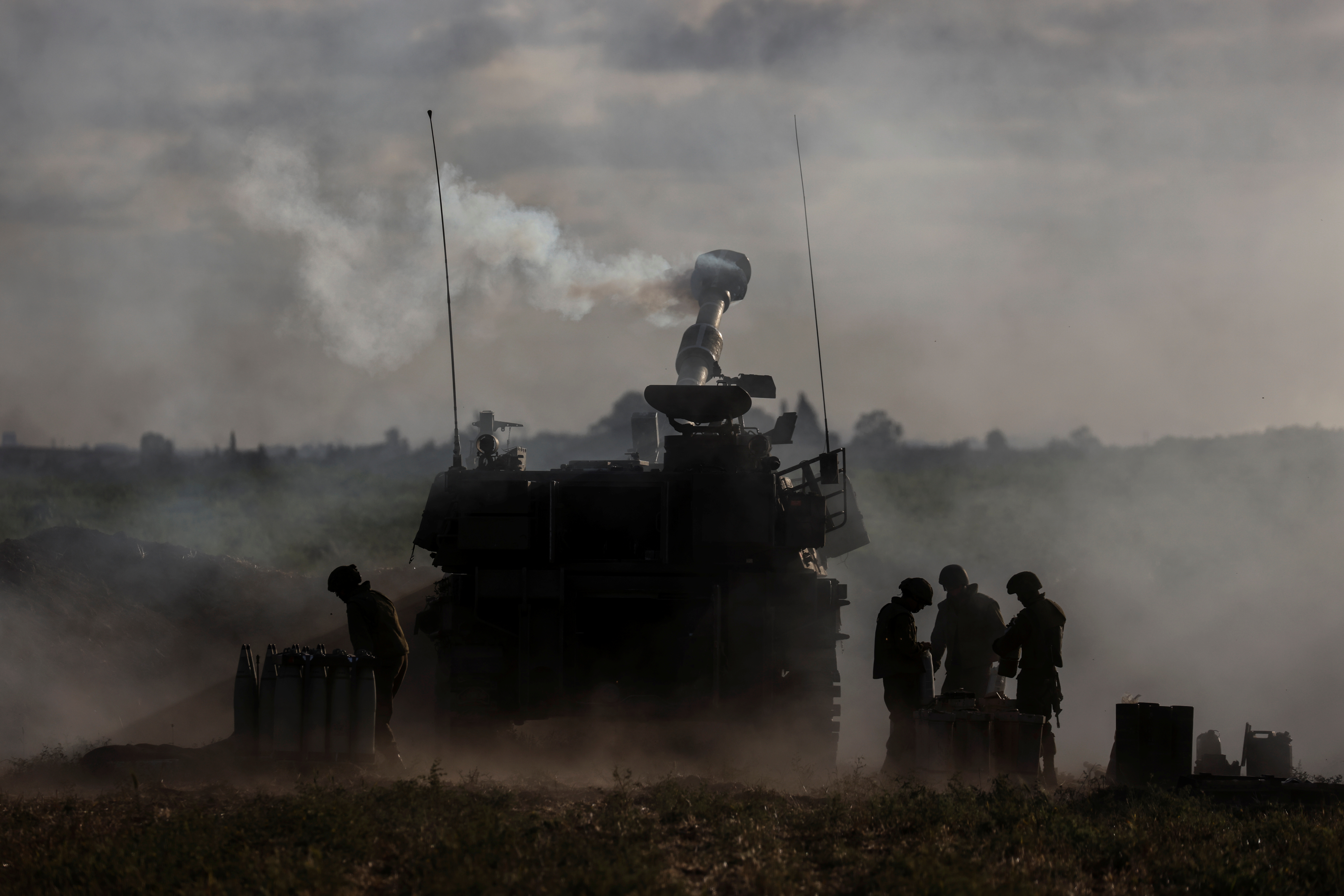 Soldados israelíes trabajan en una unidad de artillería mientras dispara cerca de la frontera entre Israel y la franja de Gaza, en el lado israelí el 17 de mayo de 2021. REUTERS/Amir Cohen