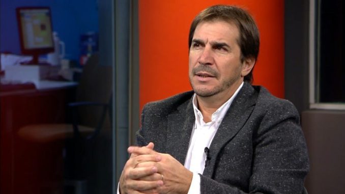 Tensión en Aeroparque: Faroni descartó un teléfono celular cuando fue interceptado por la Policía