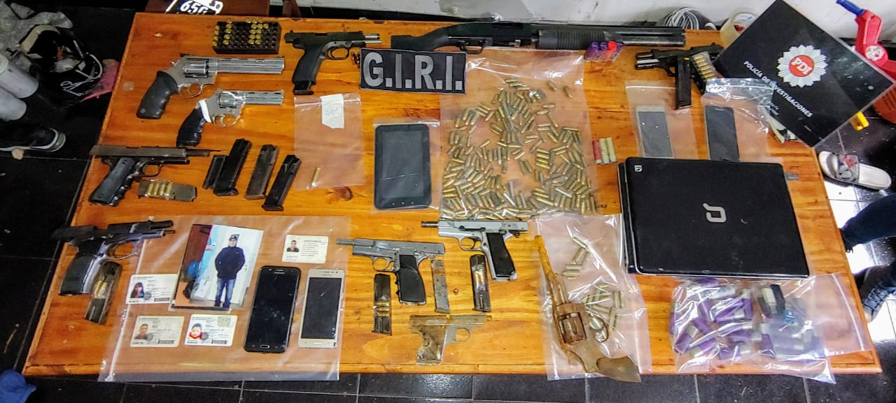 Las fotos del arsenal de los barras y narcos de Santa Fe: cuánto cuesta un arma en el mercado negro