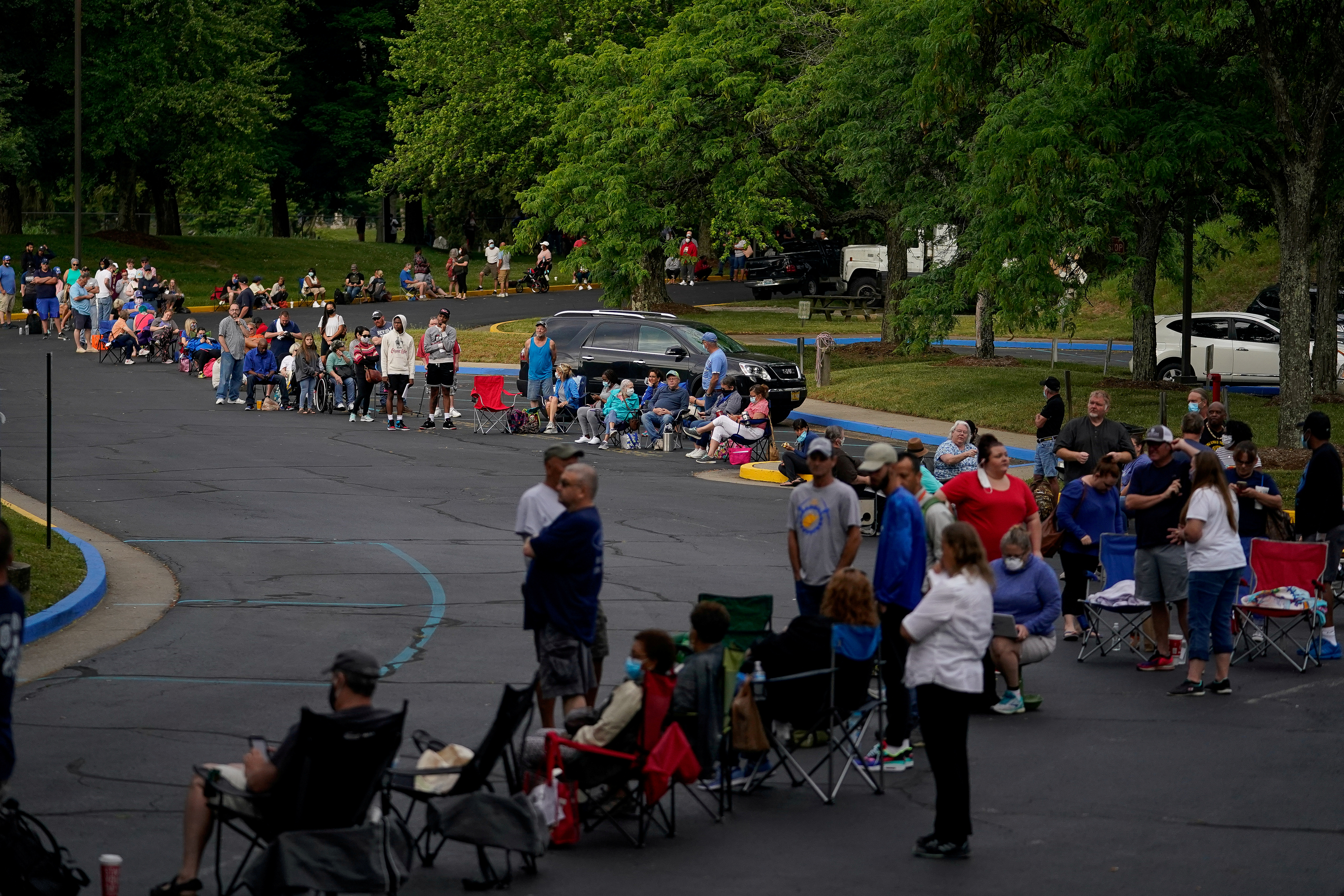 La gente hace fila afuera en Kentucky para encontrar ayuda con sus reclamos de seguros de desempleo, el 18 de junio de 2020 (REUTERS/Bryan Woolston)