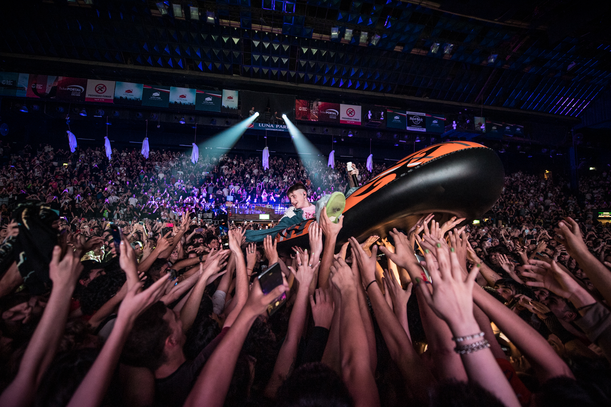 Después de cantar "La primera" desde el superpullman, Dillom volvió al escenario en un gomón