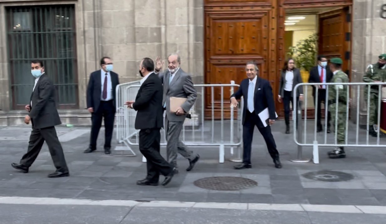 Imagen de archivo: Carlos Slim fue captado a su salida de Palacio Nacional (Foto: Twitter/@rafaelreportero/)