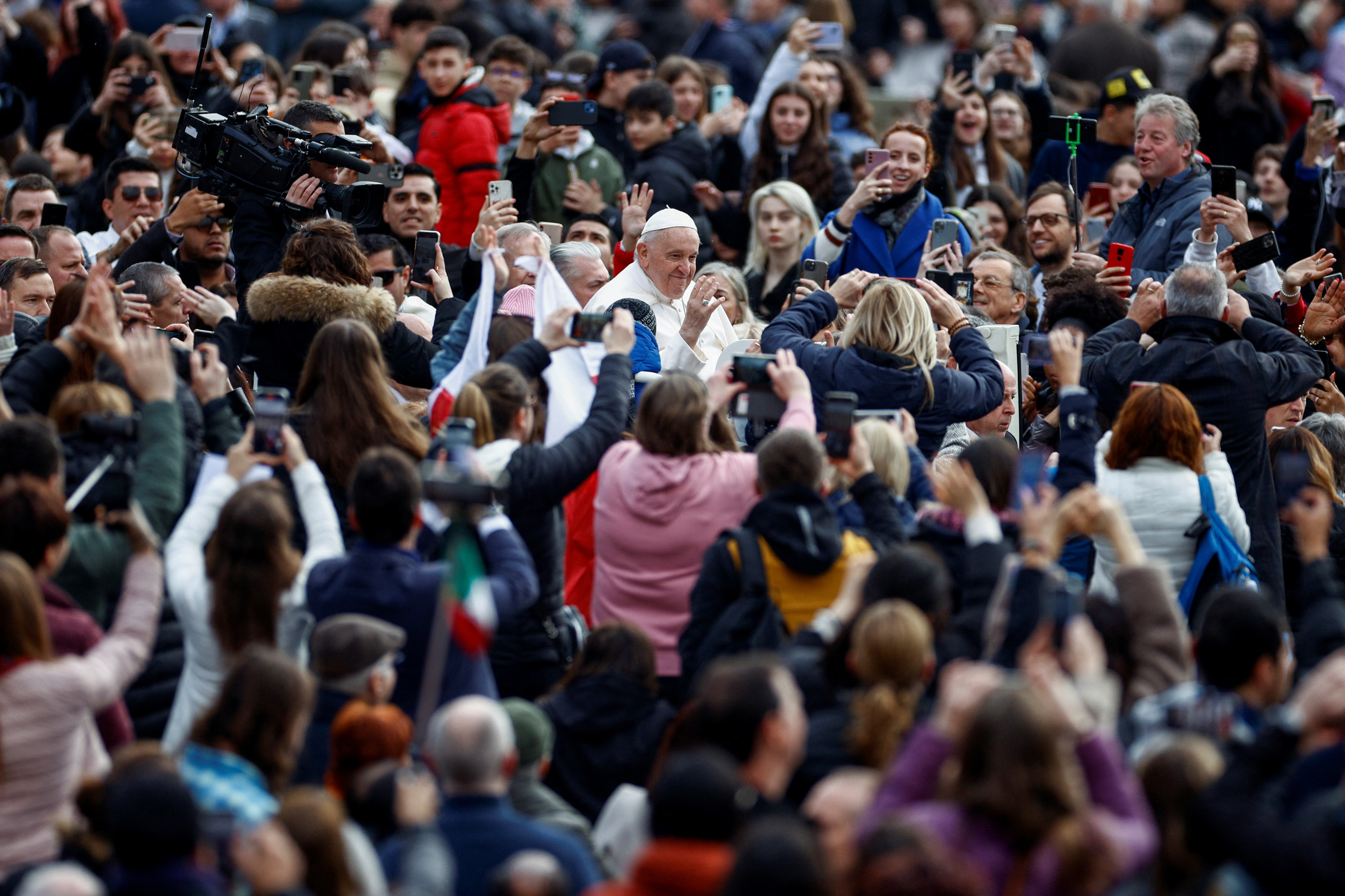 El Papa Francisco saluda a la gente mientras asiste a la audiencia general semanal en la plaza de San Pedro del Vaticano, 8 de marzo de 2023. (REUTERS/Guglielmo Mangiapane)