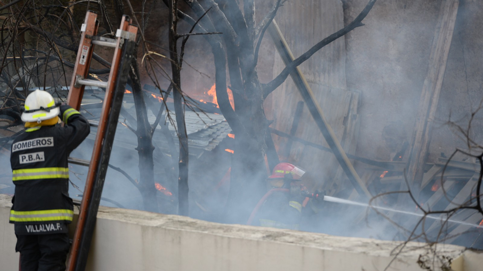 Los bomberos trabajan para sofocar las llamas, que por momentos superaban los 10 metros de altura (Aglaplata)