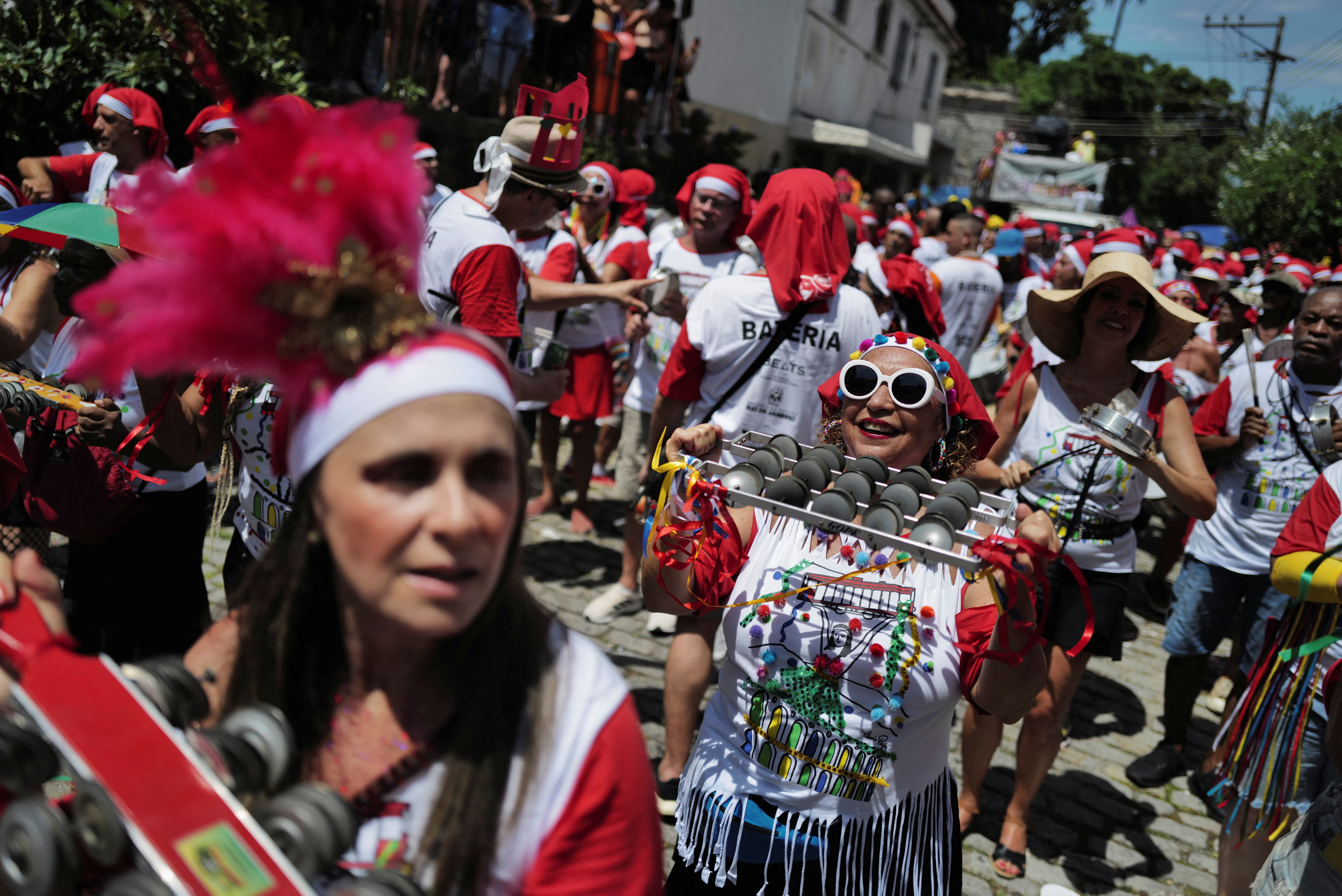 Además del carnaval "oficial" y transmitido por televisión a todo el mundo, el festejo por las calles de Río de Janeiro es una atracción muy especial (Foto: Lucas Landau/REUTERS)