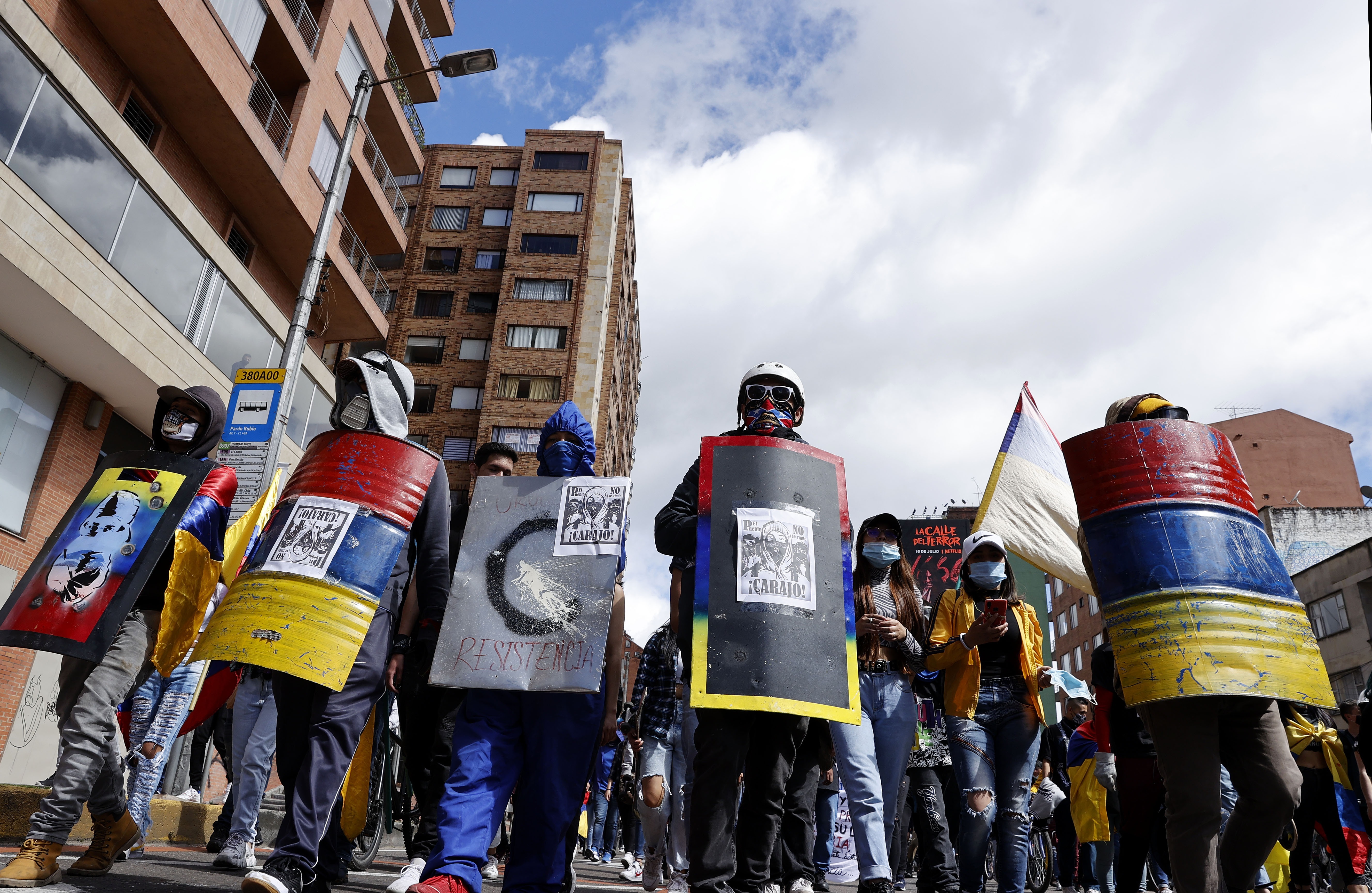 Integrantes de la primera línea marchan hoy por las calles de Bogotá (Colombia). EFE/Ricardo Maldonado Rozo
