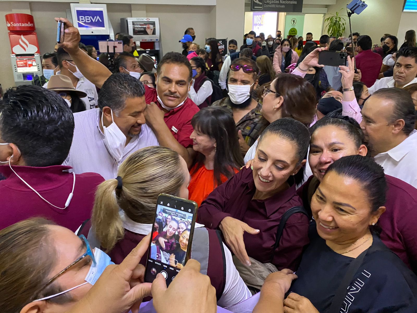 Claudia Sheinbaum fue recibido por morenistas al grito de "presidenta" en el aeropuerto de Torreón (Foto: Twitter/@Claudiashein)