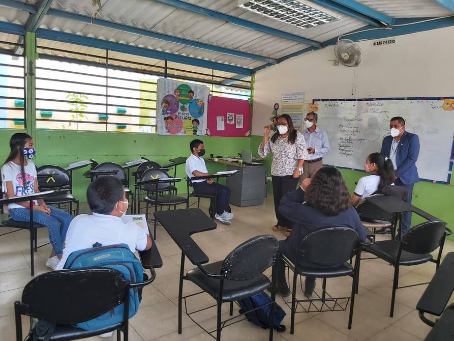 Una maestra y sus estudiantes en una escuela de Guayaquil en Ecuador. (Foto: Jorge Guzmán/ El Universo).