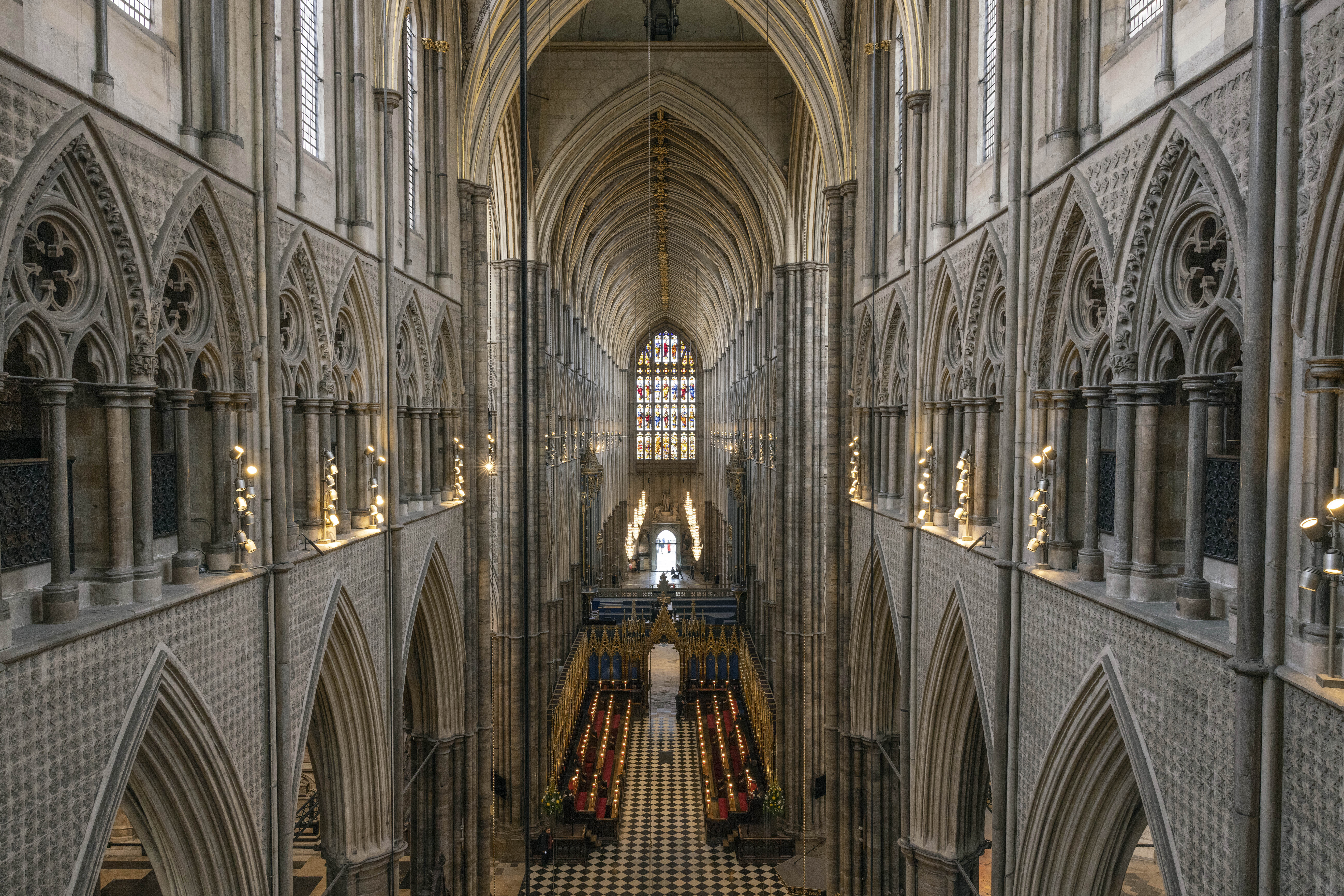 Una vista general de la Abad&iacute;a de Westminster en Londres, el mi&eacute;rcoles 12 de abril de 2023, antes de la coronaci&oacute;n del rey Carlos III. M&aacute;s de 6.000 militares brit&aacute;nicos participar&aacute;n en la coronaci&oacute;n del rey Carlos III, el mayor despliegue ceremonial de las fuerzas brit&aacute;nicas en siete d&eacute;cadas, seg&uacute;n dijo el gobierno el domingo 16 de abril de 2023. (Dan Kitwood/Pool Foto via AP)