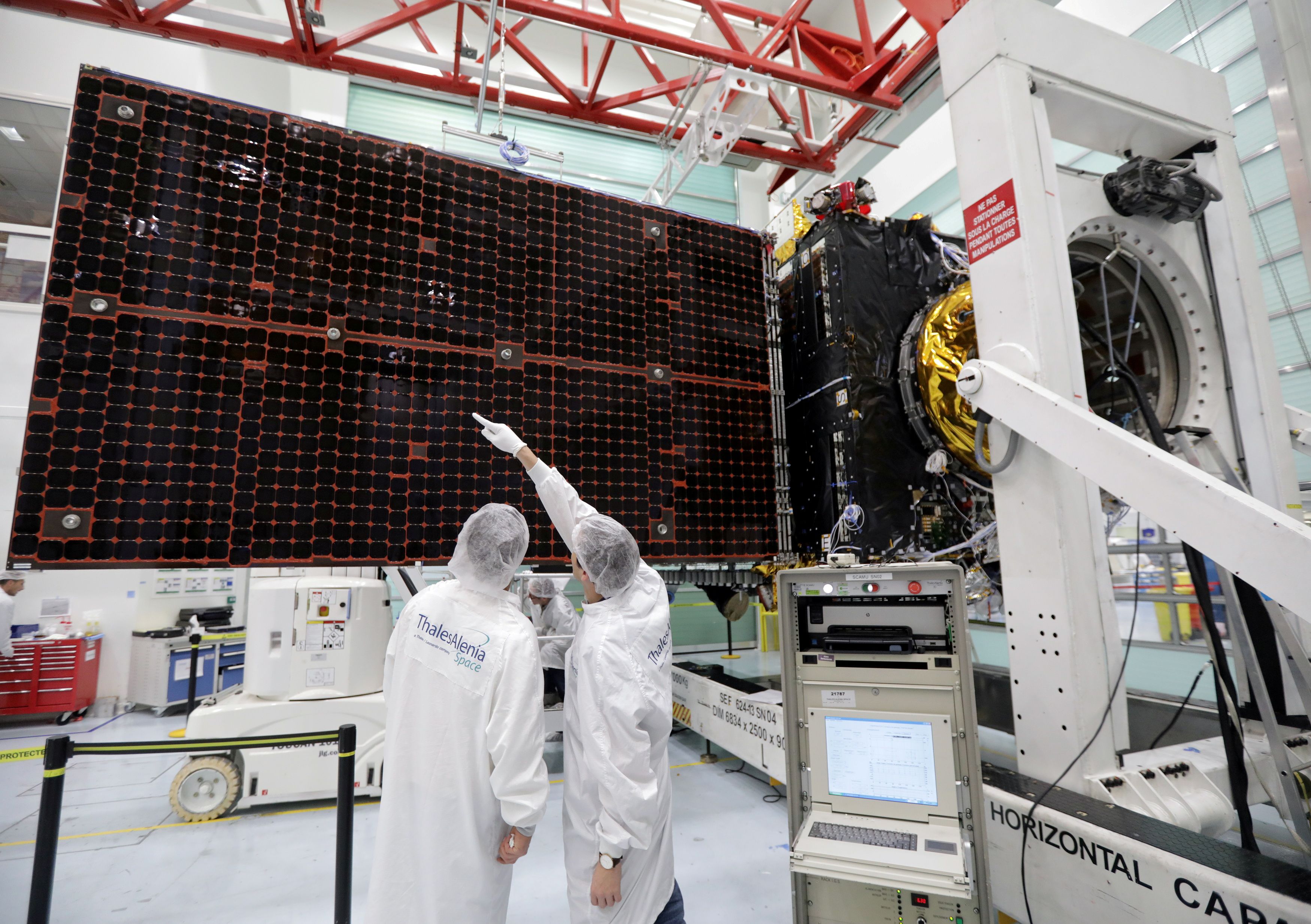 Por ahora, la vida de los satélites está limitada al combustible que pueden transportar (REUTERS/Eric Gaillard/File Photo)