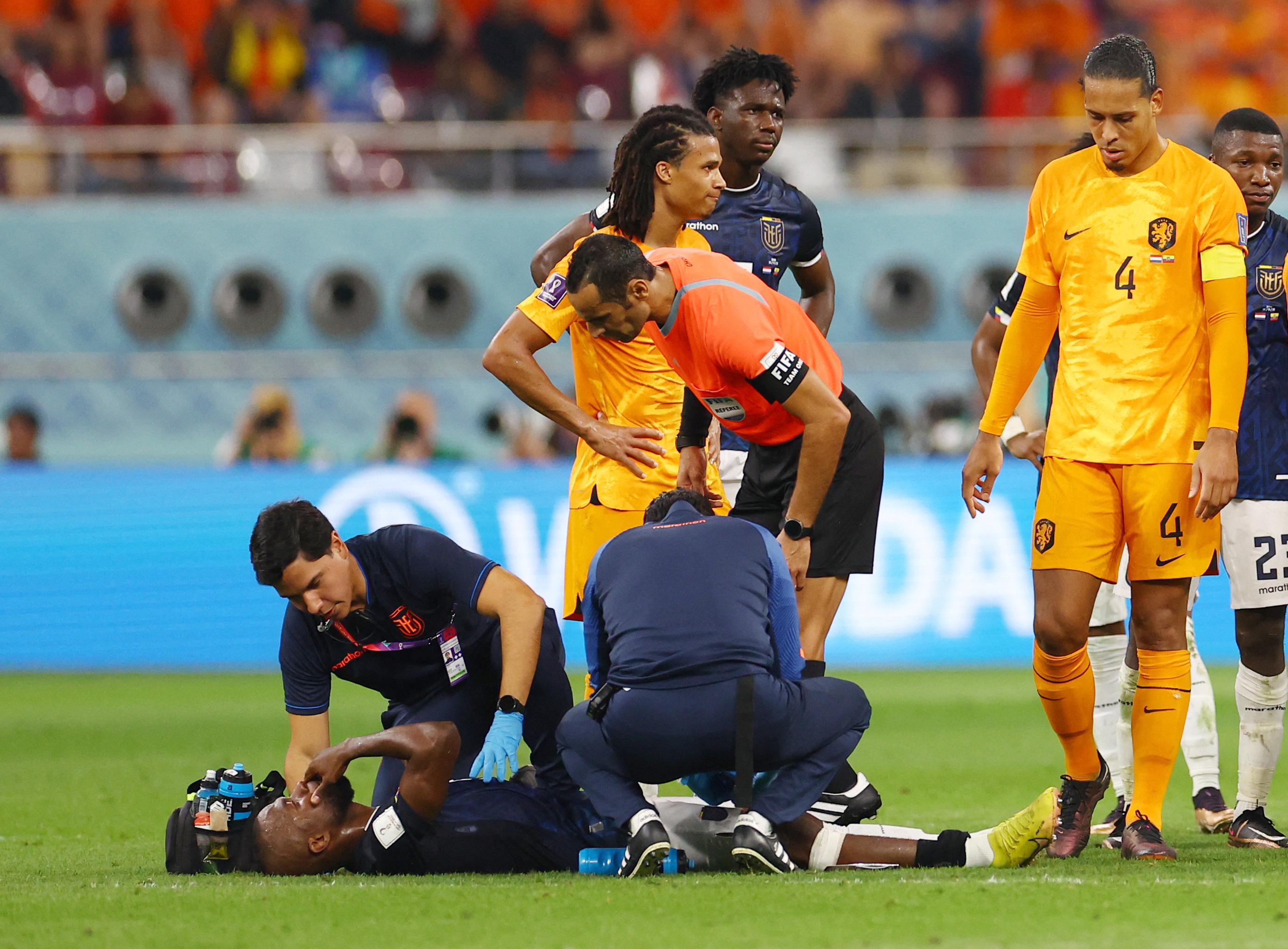 Un esguince leve le habría impedido terminar el partido ante Holanda. En ese encuentro, Ecuador empató ante Países Bajos. (REUTERS/Siphiwe Sibeko)