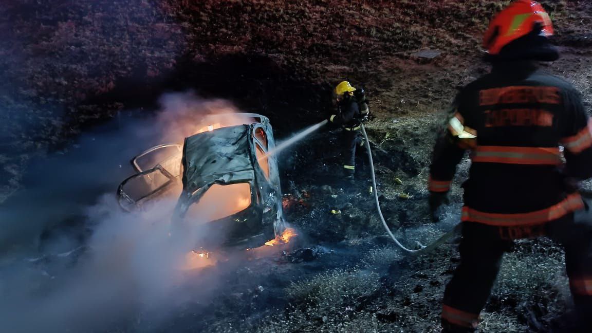 Bomberos sofocan las llamas de un vehiculo que acabó en una barranca (Foto: Twitter/MetropolimxJ)