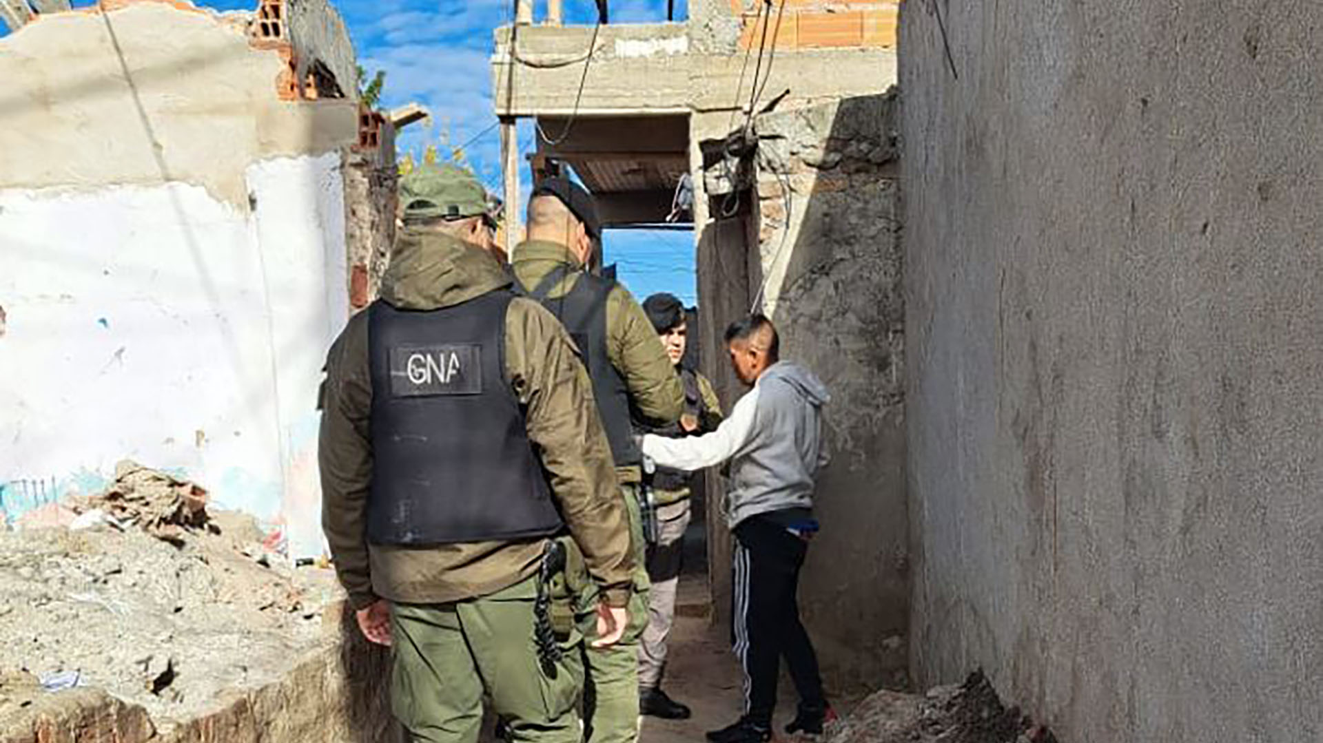 Gendarmería requisa a una persona en el Barrio Las Antenas, Lomas del Mirador