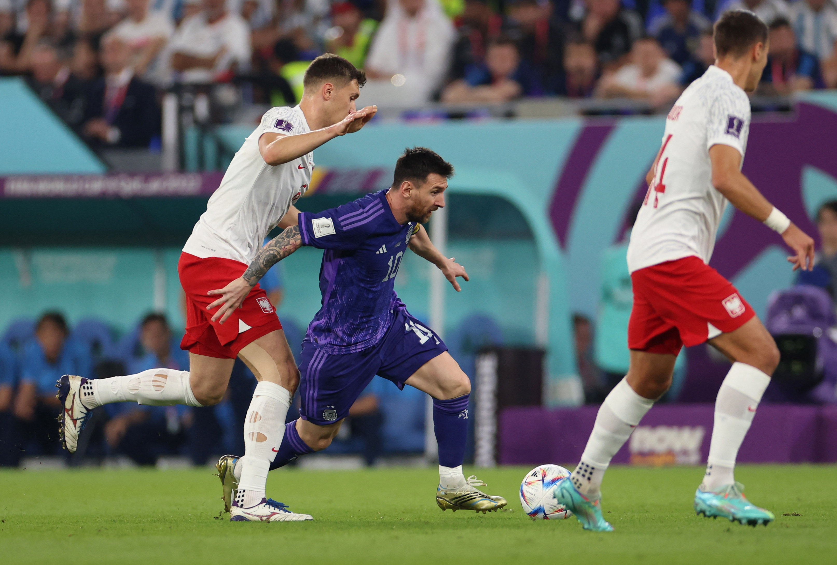 Lionel Messi escapa de la presión de Krystian Bielik: Foto: REUTERS/Pedro Nunes