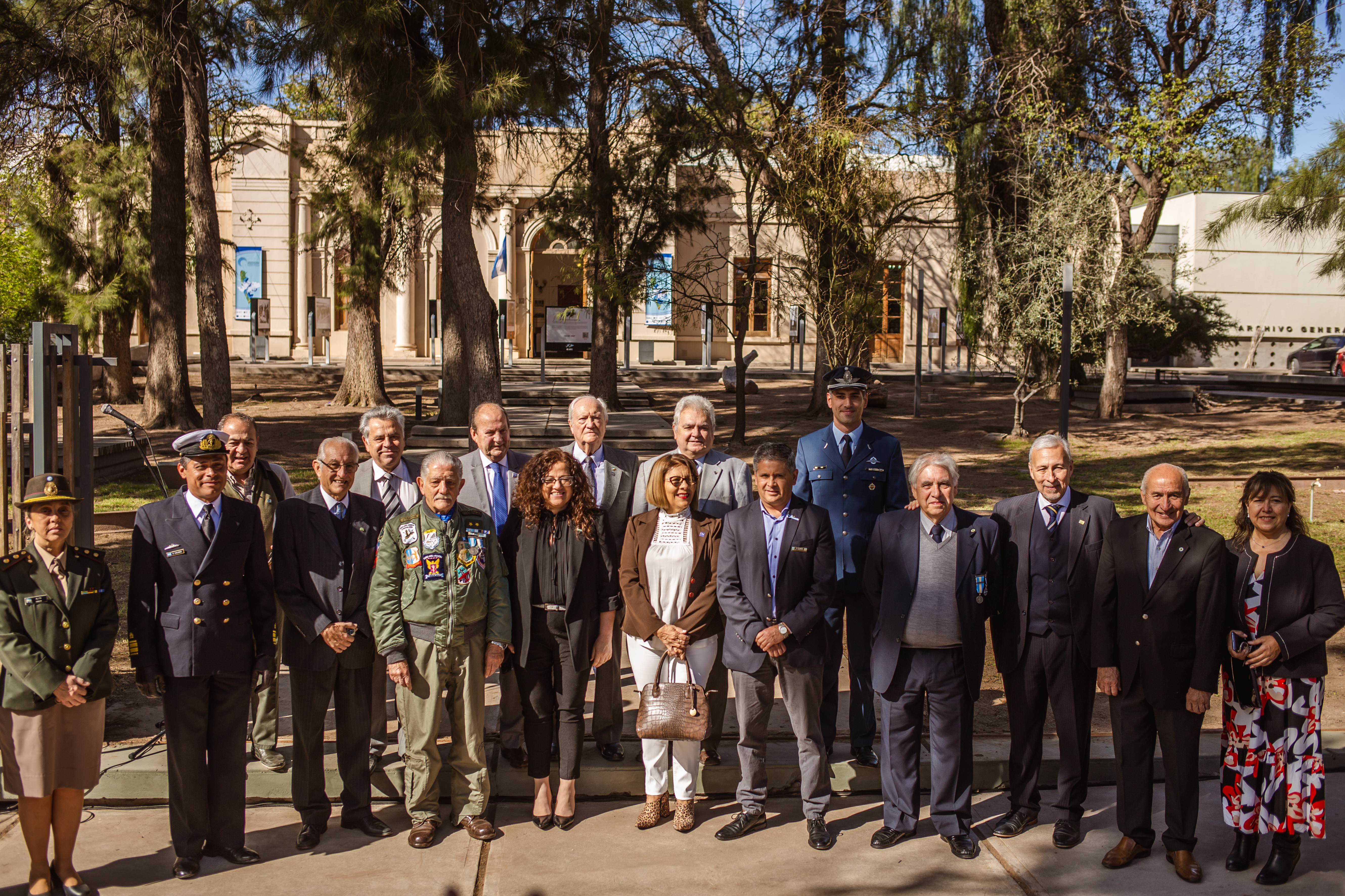 La inauguración de la muestra “Malvinas, retratos de un sentimiento” en Mendoza reunió a autoridades civiles, militares y del mundo académico