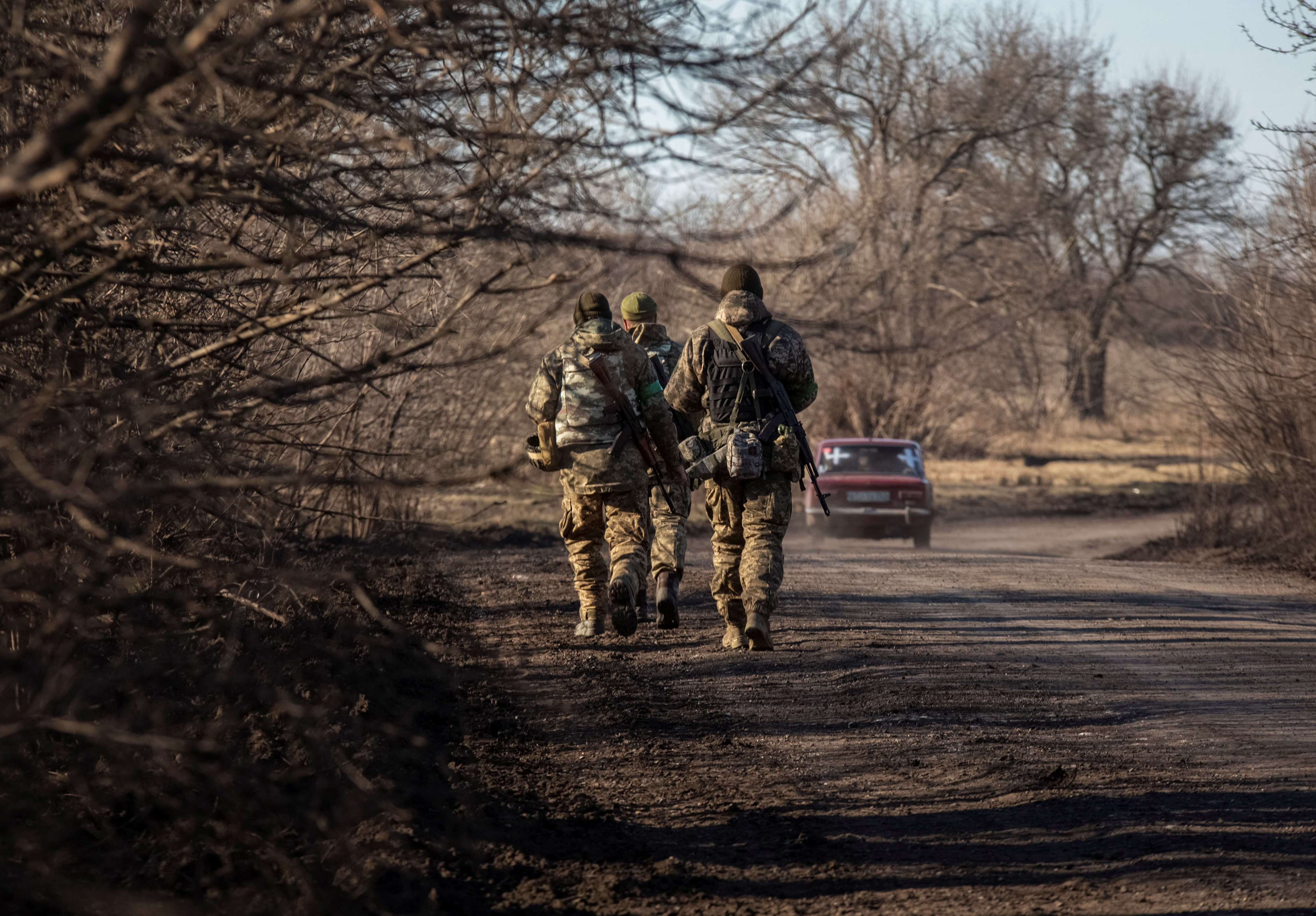 Militares ucranianos caminan cerca de la línea del frente, en medio del ataque de Rusia a Ucrania, cerca de Soledar en la región de Donetsk, Ucrania, 23 de enero de 2023. REUTERS/Oleksandr Ratushniak