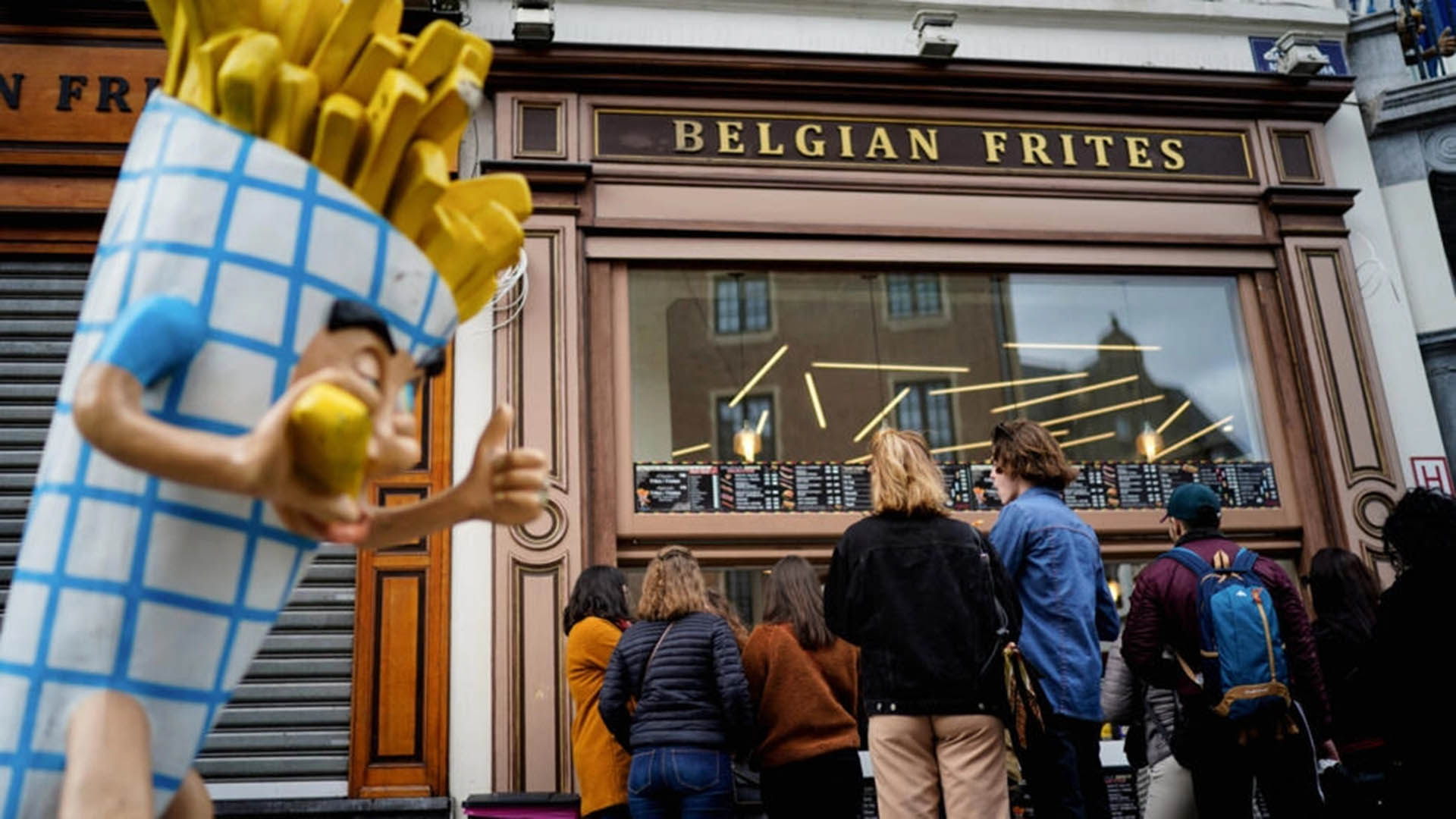 People line up in front of a french fries vendor near the Grand Place in central Brussels (AFP / KENZO TRIBOUILLARD)