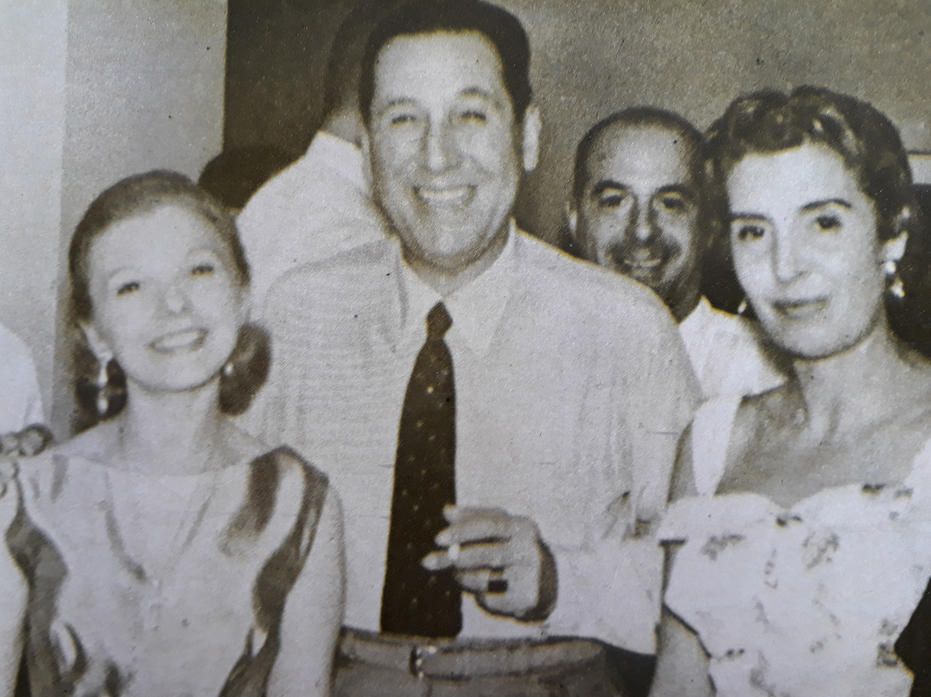 Perón con su novia Isabel y la actriz Sabina Olmos, detrás. Gilaberte. 1957. 